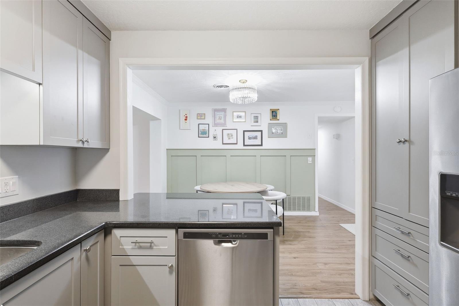 Listing photo id 13 for 1291 Oxford Road