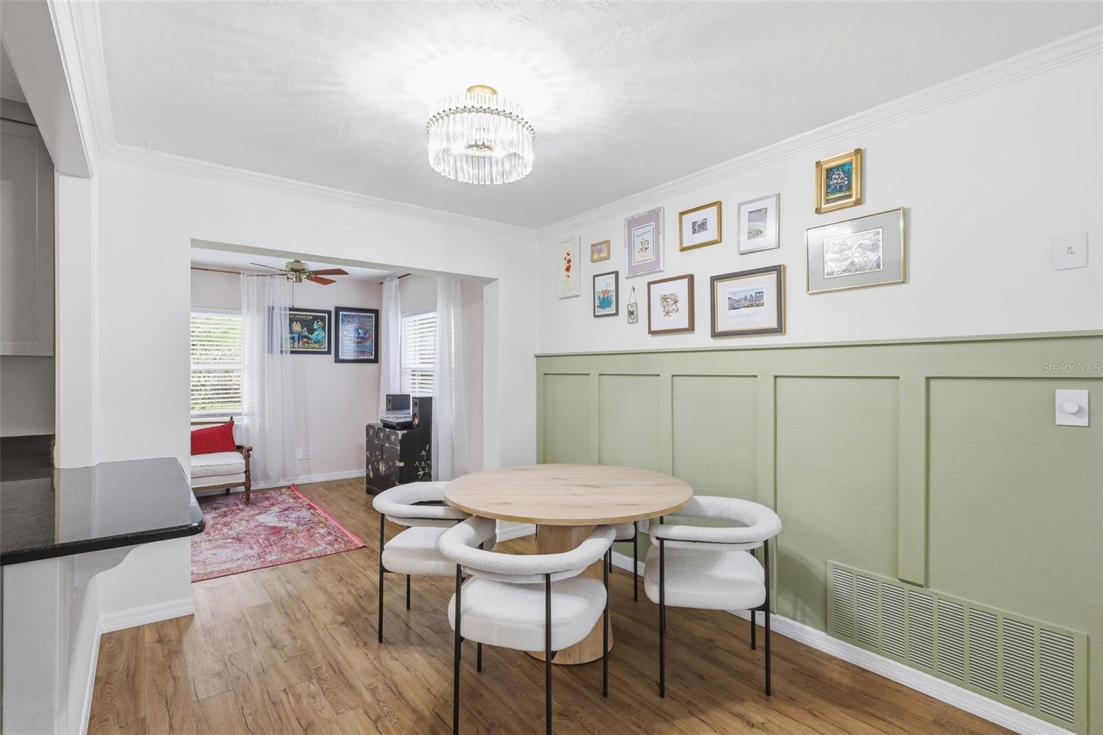 Listing photo id 17 for 1291 Oxford Road