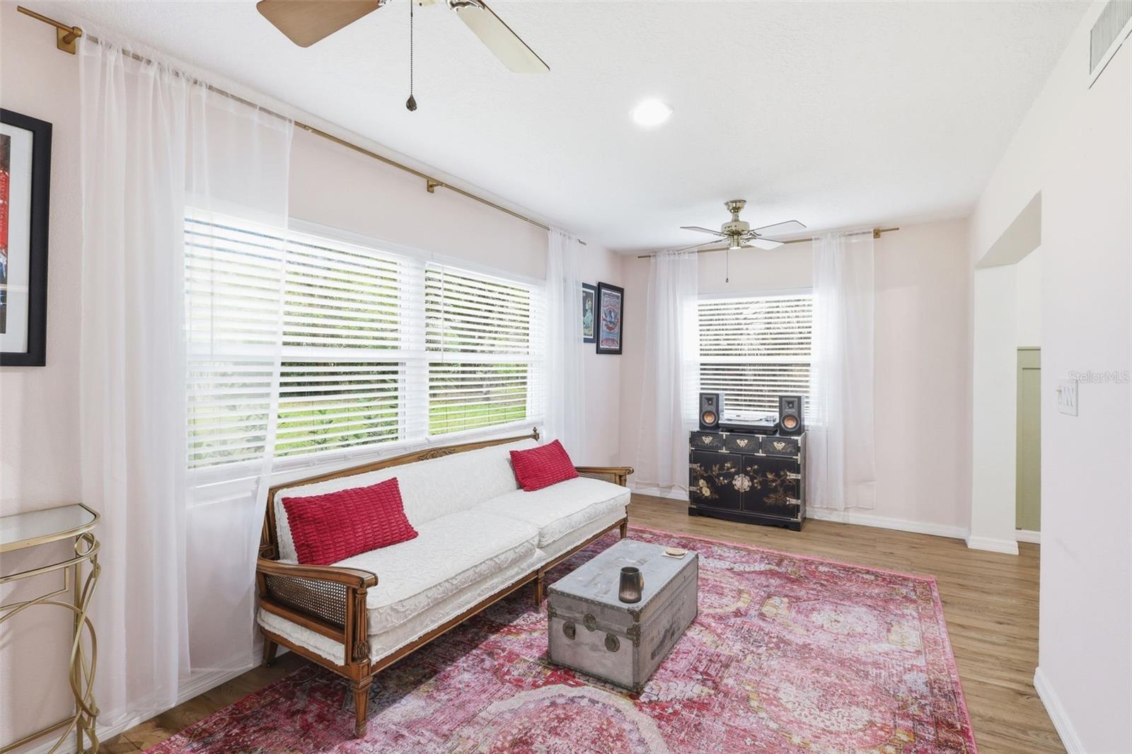 Listing photo id 20 for 1291 Oxford Road