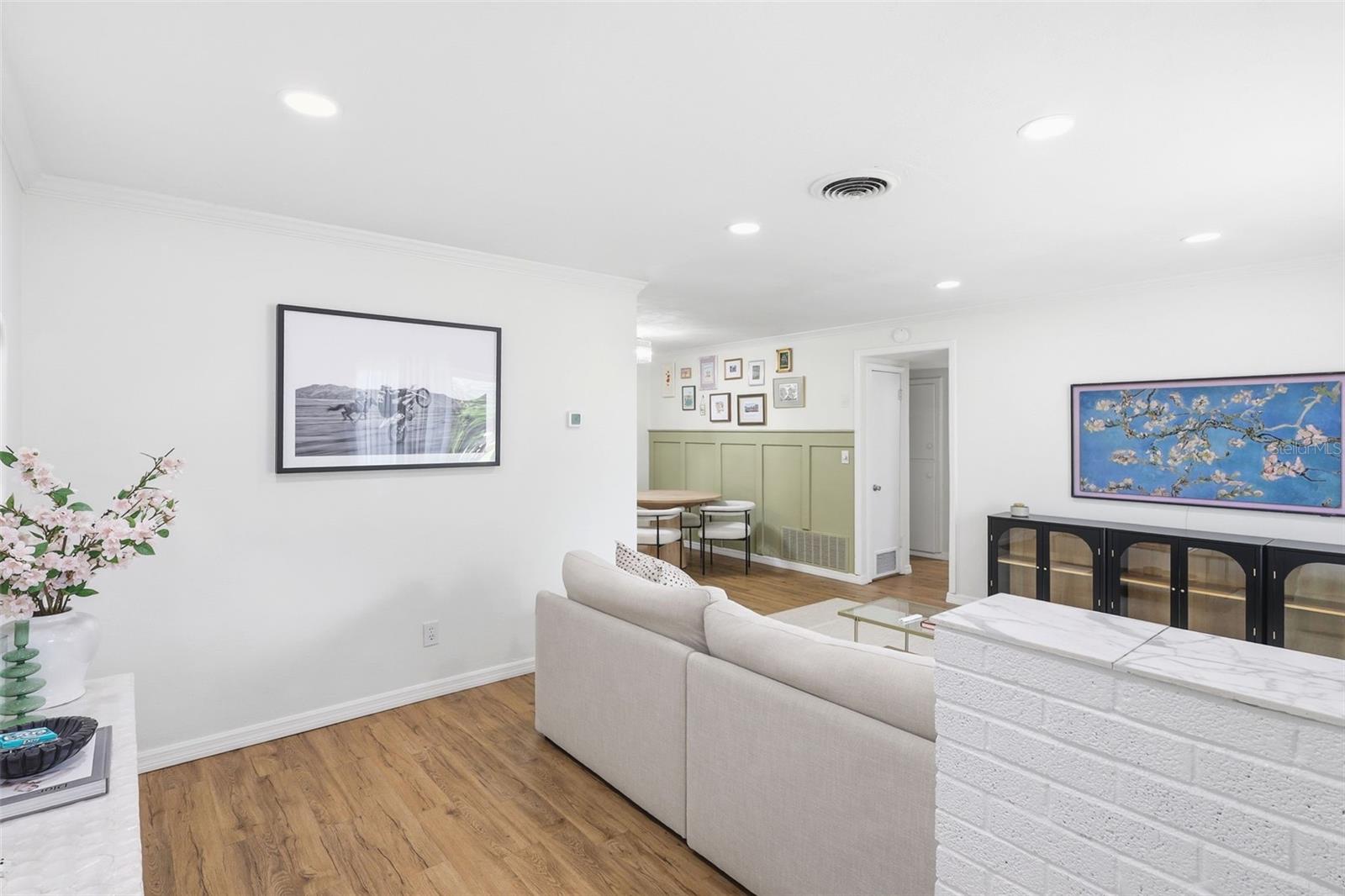 Listing photo id 3 for 1291 Oxford Road