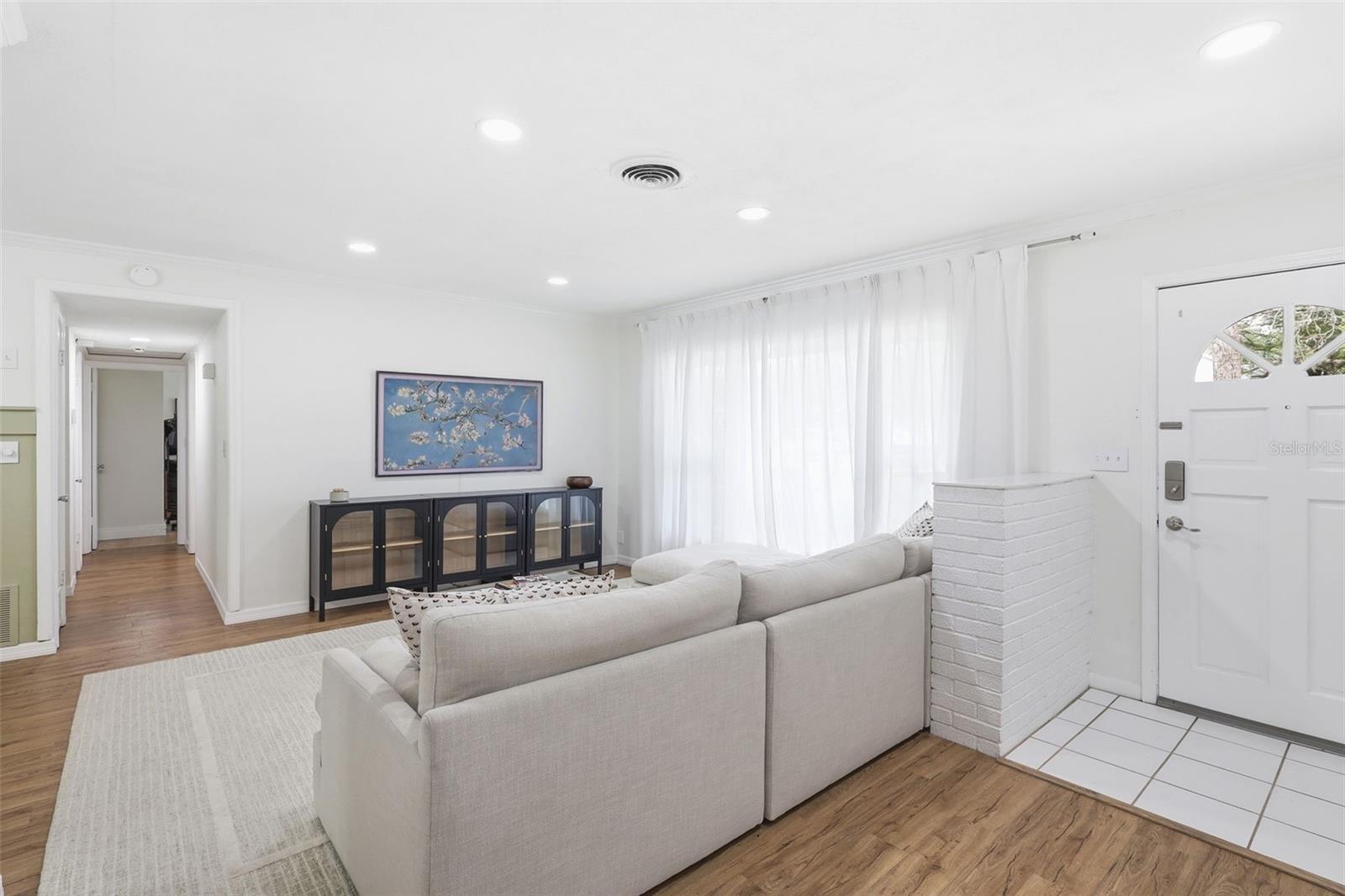 Listing photo id 4 for 1291 Oxford Road