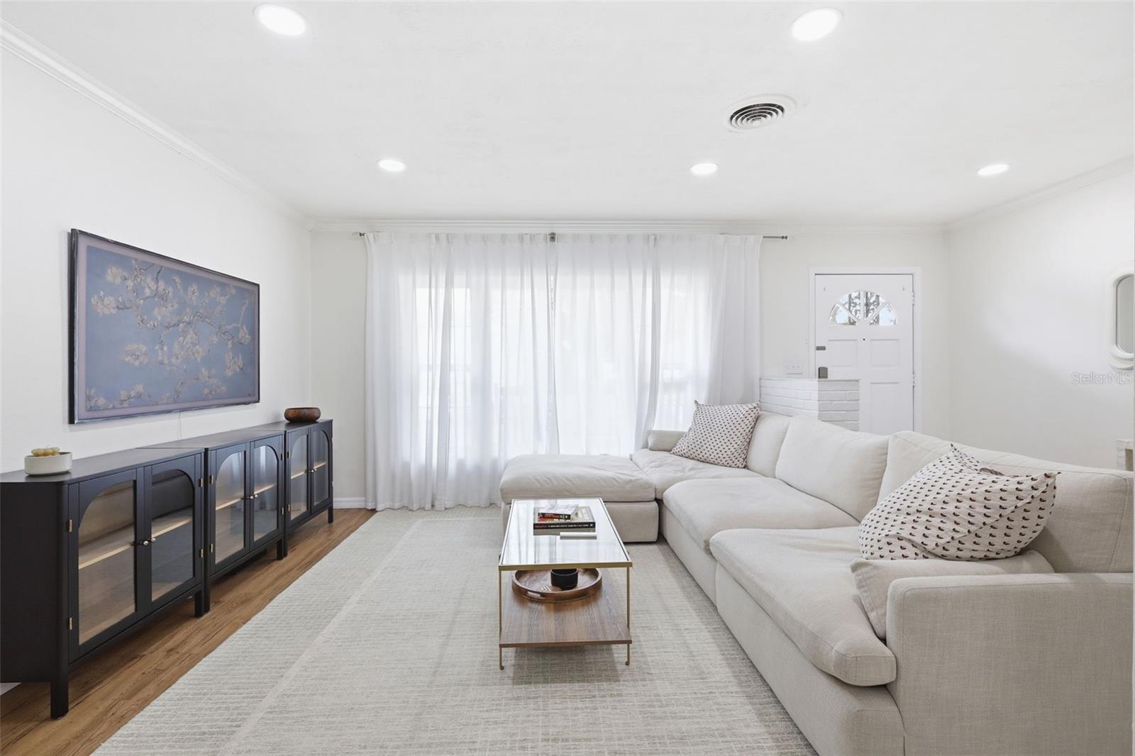 Listing photo id 6 for 1291 Oxford Road