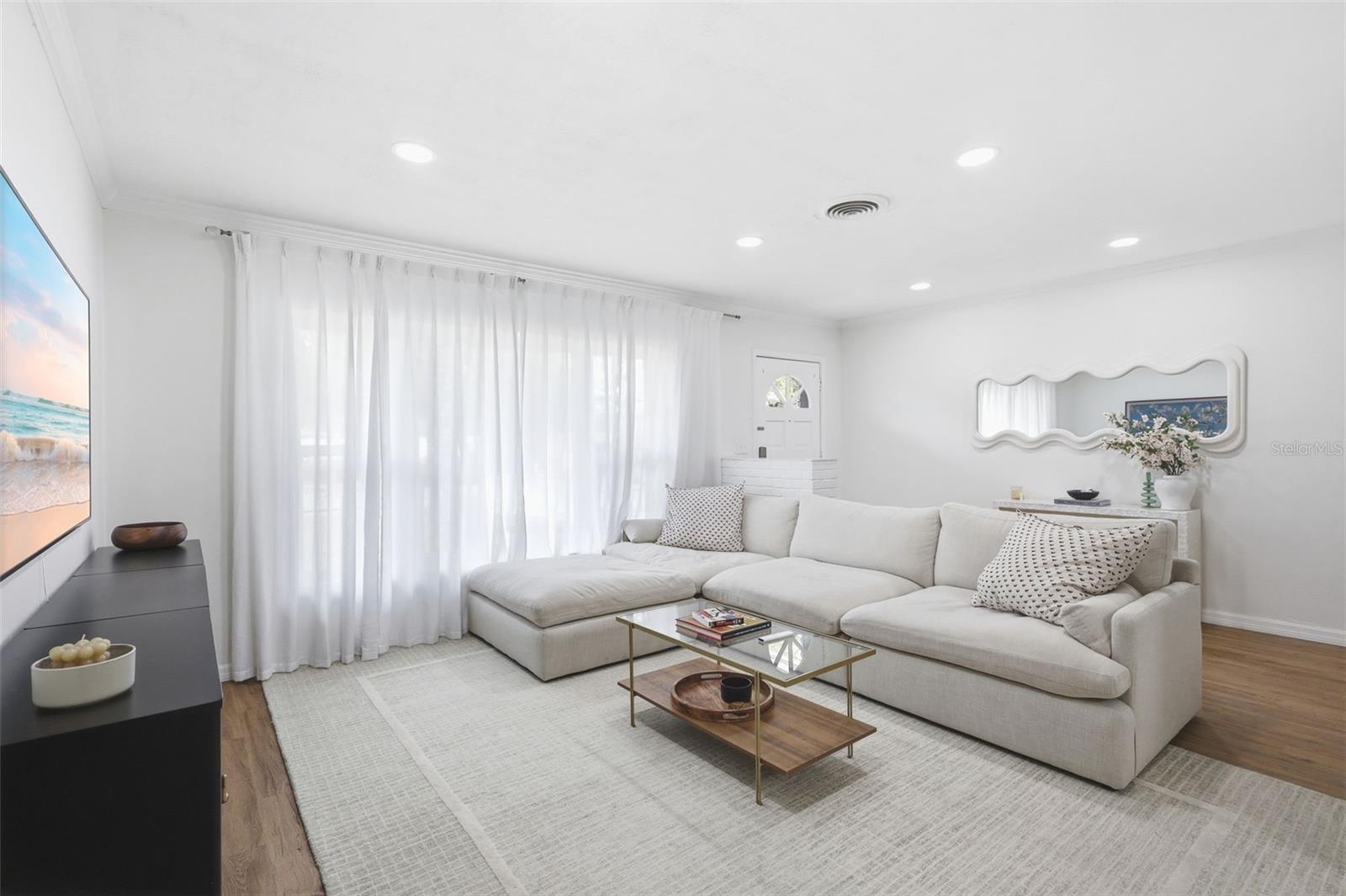 Listing photo id 7 for 1291 Oxford Road