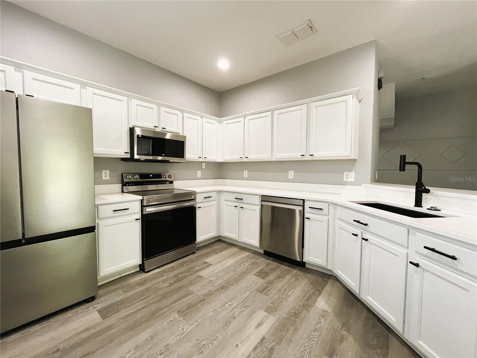 Listing photo id 7 for 6682 Goldenrod Road 137b
