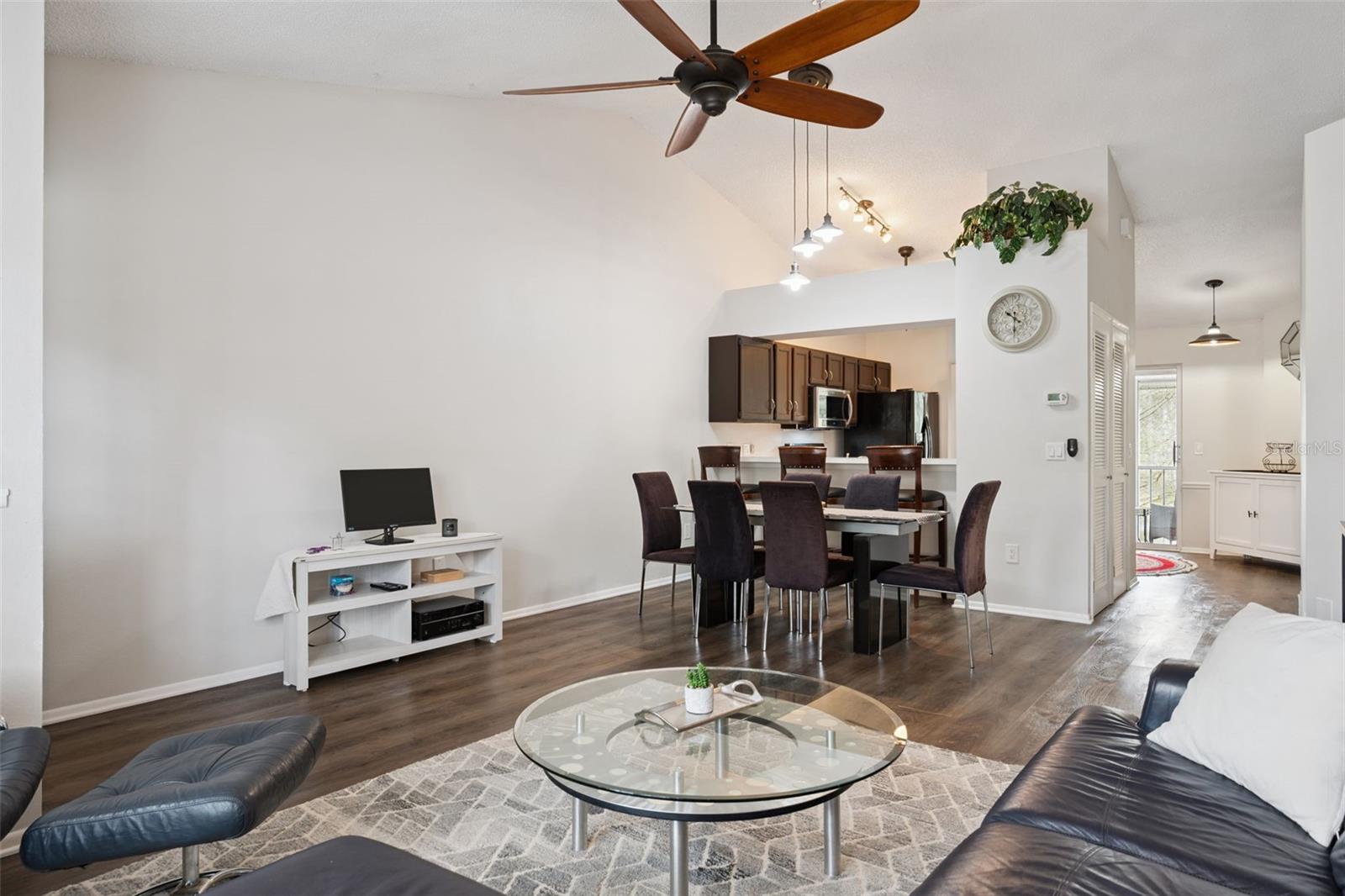 Image 4 of 53 For 112 Reserve Circle 212