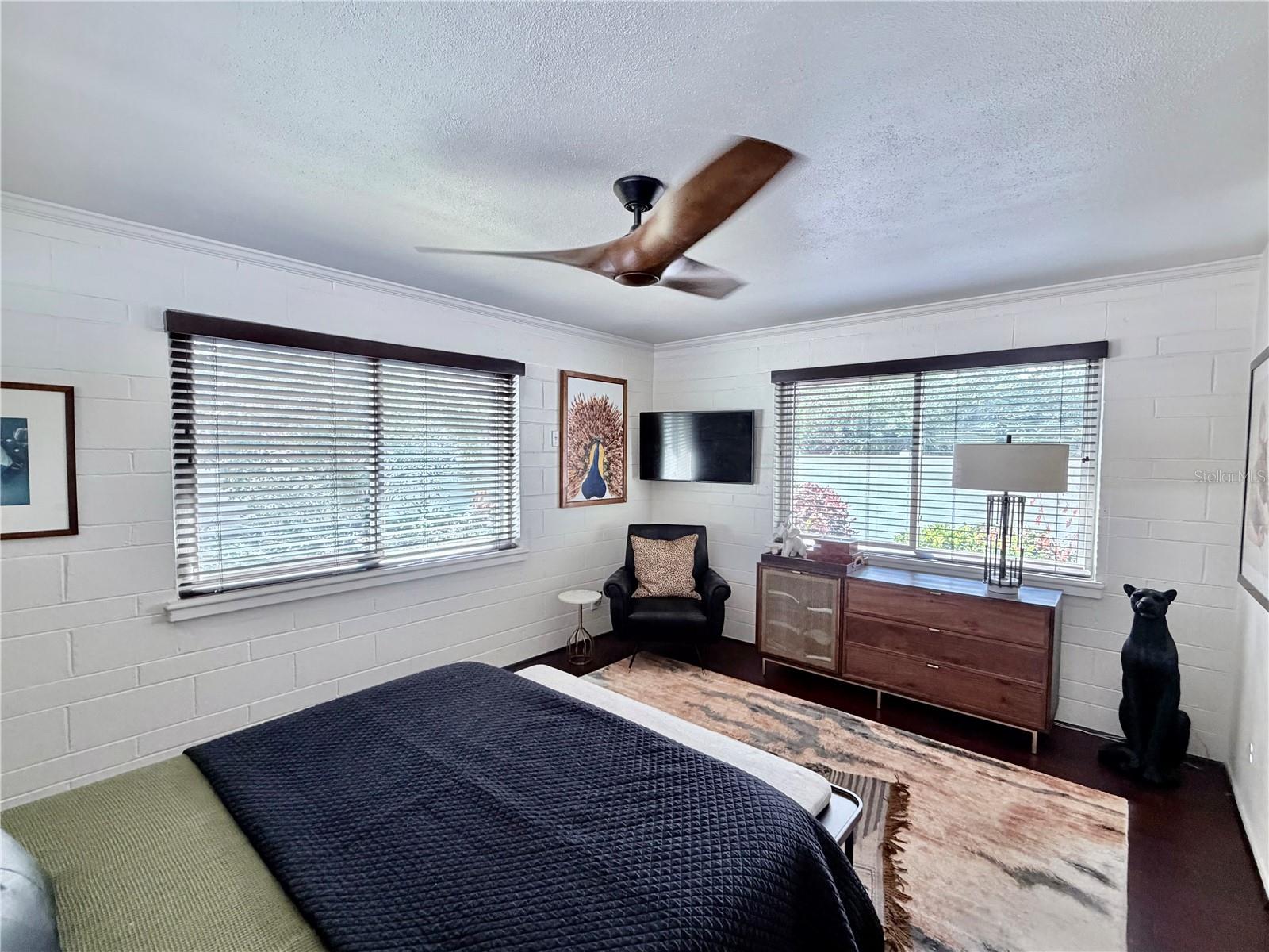 Listing photo id 9 for 836 Mayfair Circle