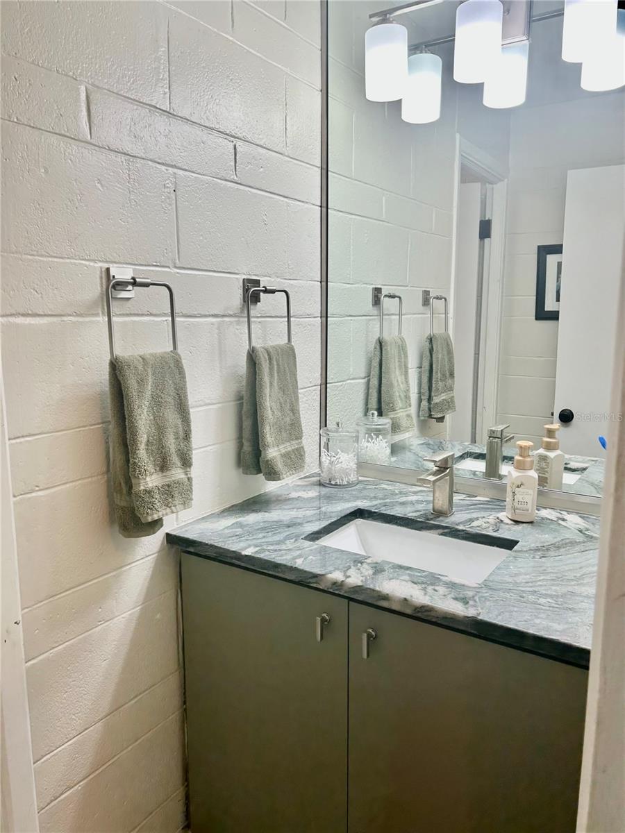 Listing photo id 10 for 836 Mayfair Circle