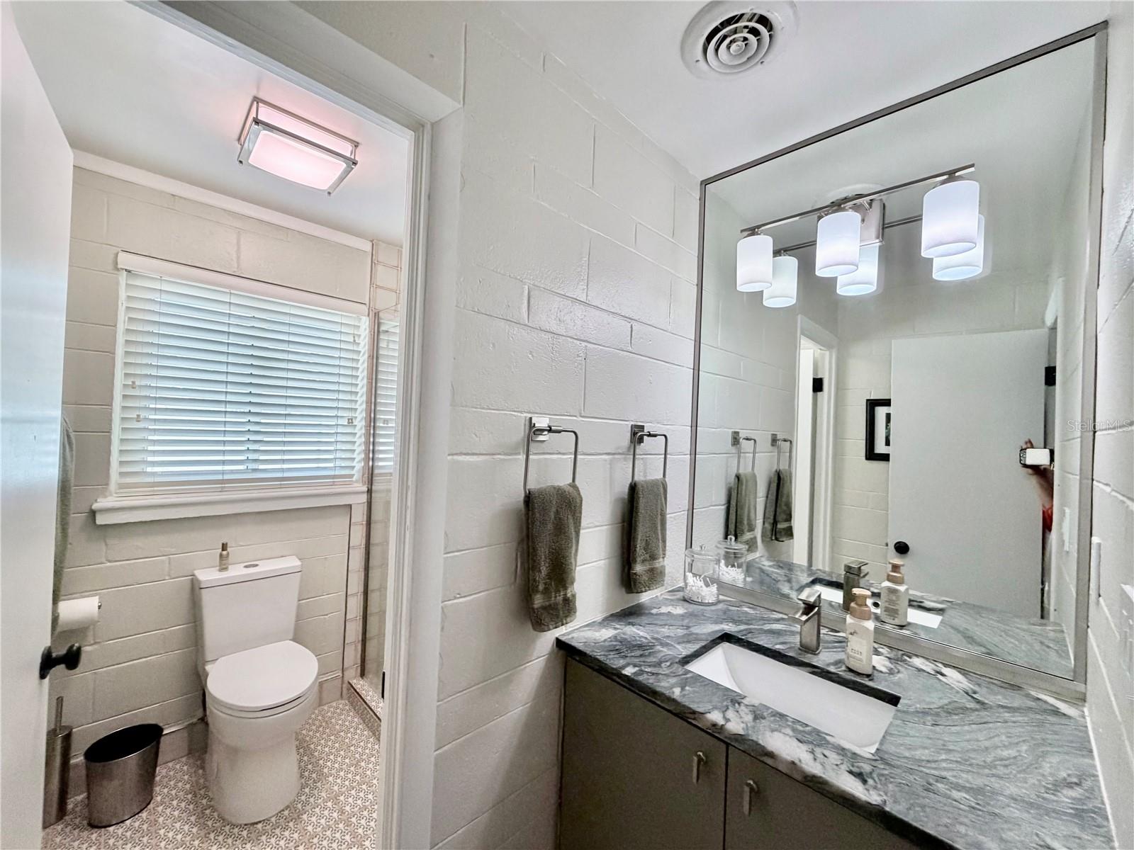 Listing photo id 11 for 836 Mayfair Circle
