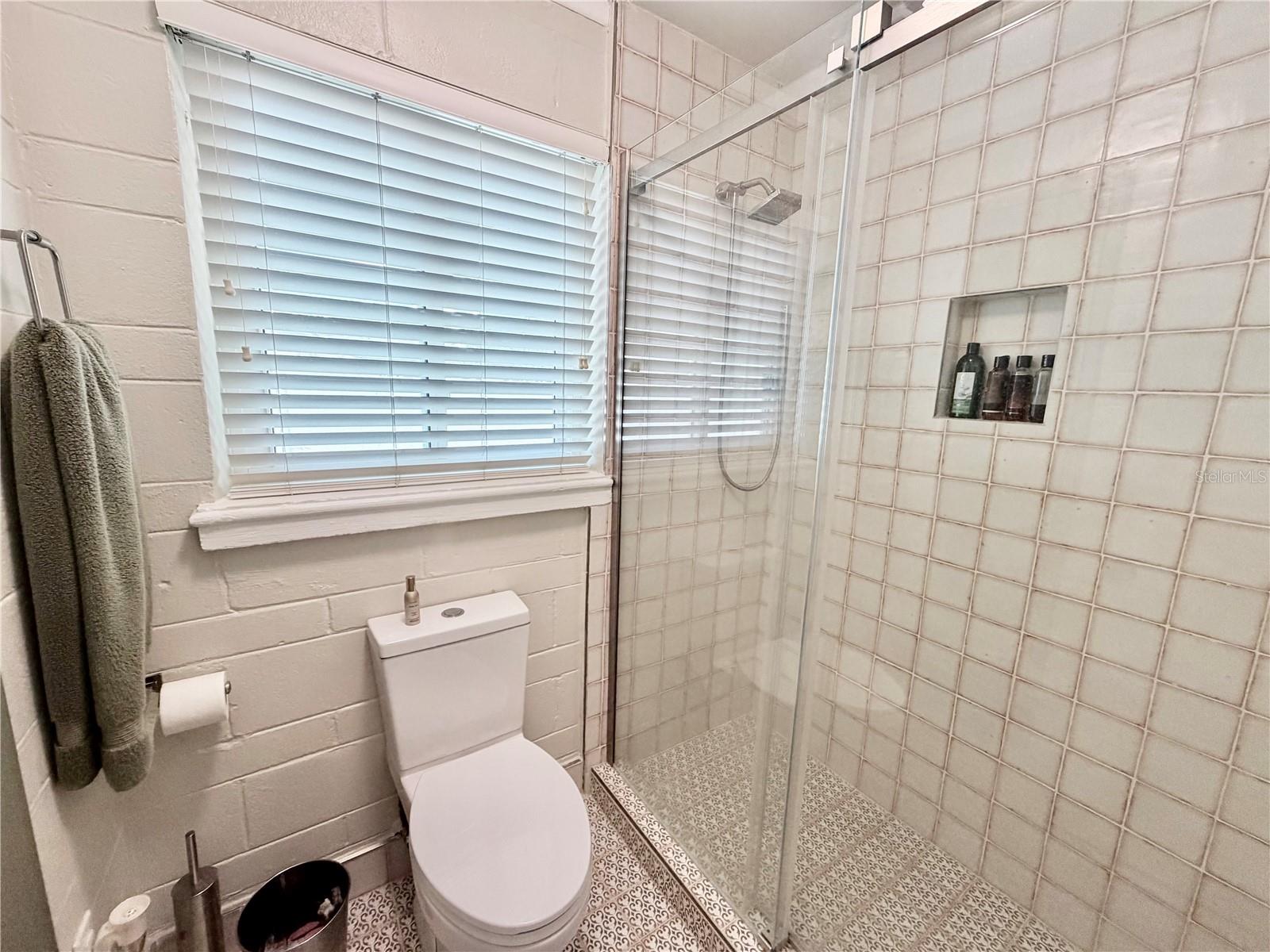 Listing photo id 12 for 836 Mayfair Circle