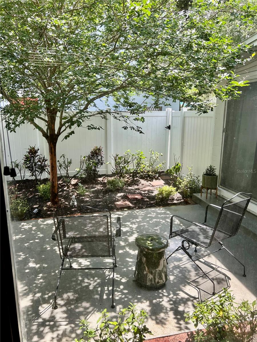 Listing photo id 15 for 836 Mayfair Circle