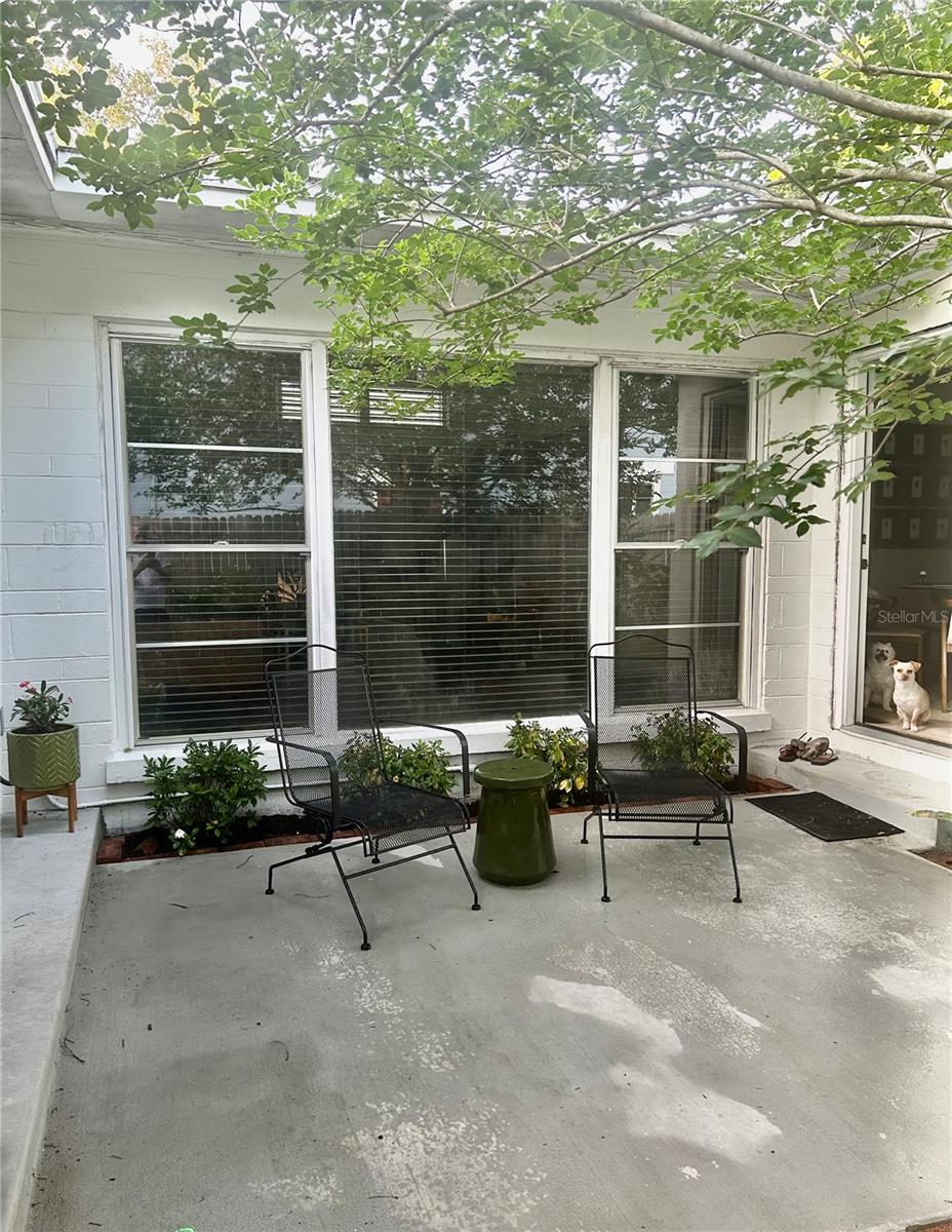 Listing photo id 16 for 836 Mayfair Circle