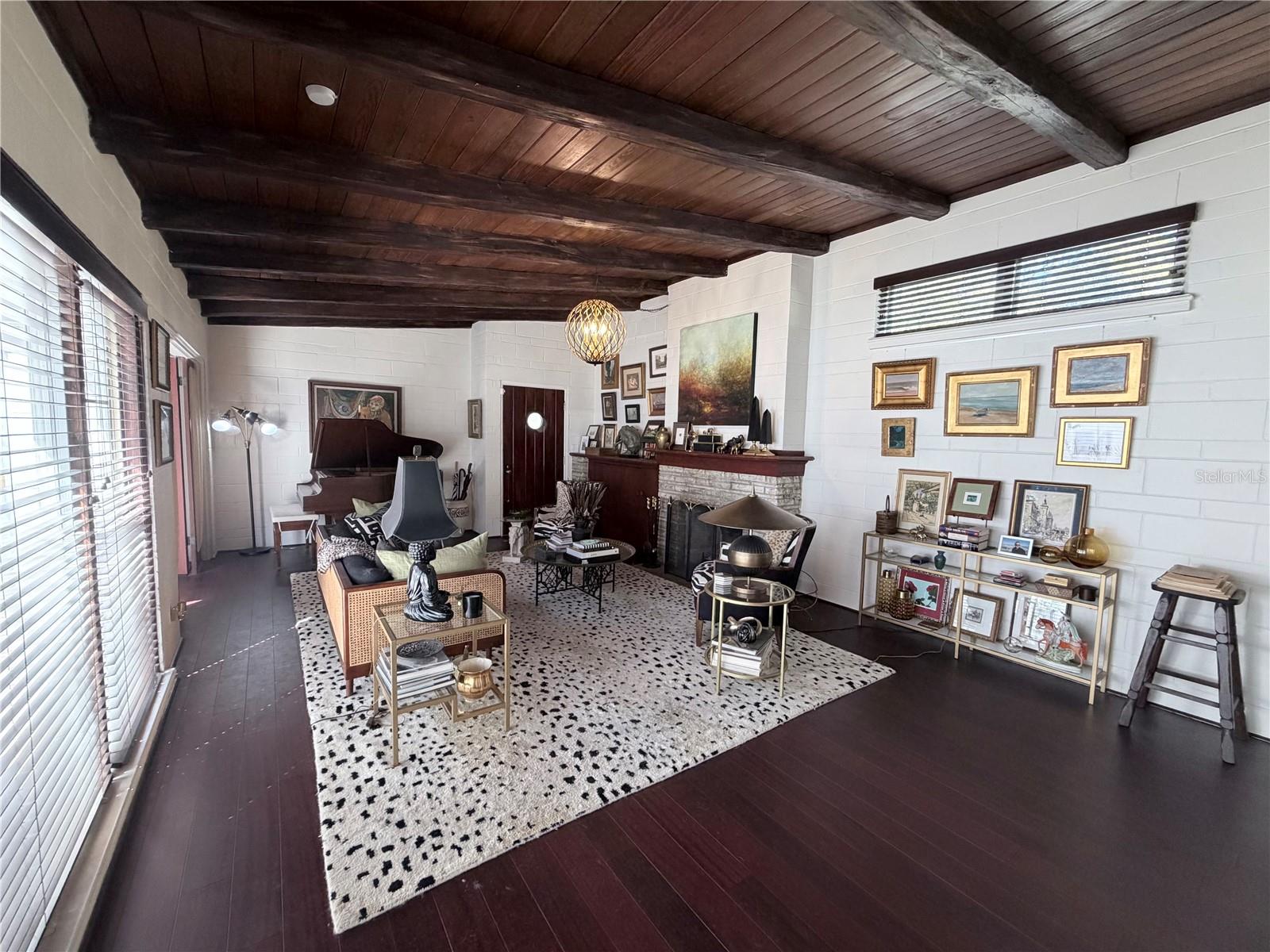 Listing photo id 0 for 836 Mayfair Circle