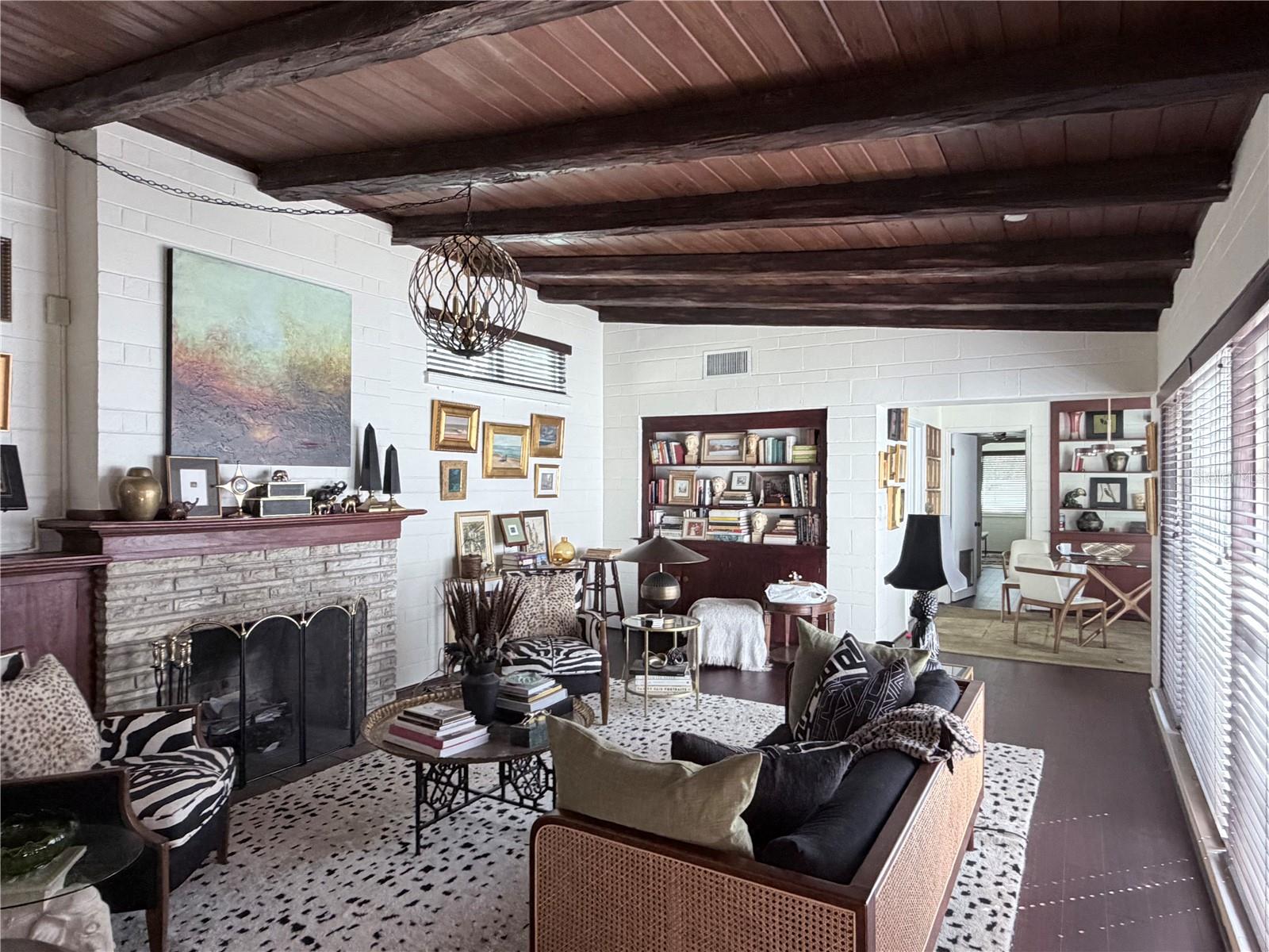 Listing photo id 1 for 836 Mayfair Circle