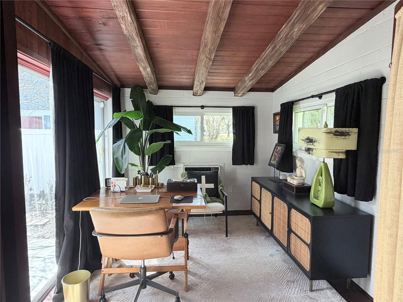 Listing photo id 2 for 836 Mayfair Circle