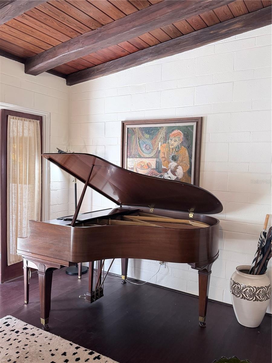 Listing photo id 3 for 836 Mayfair Circle