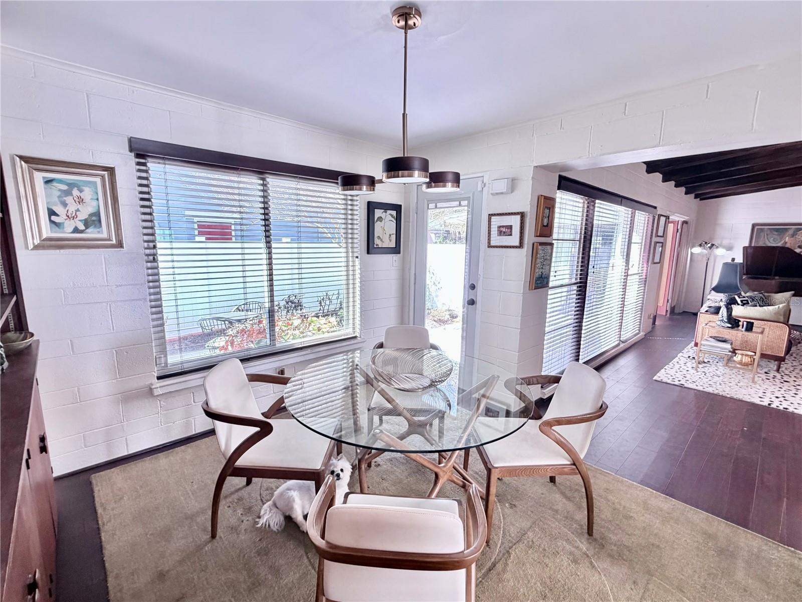 Listing photo id 4 for 836 Mayfair Circle