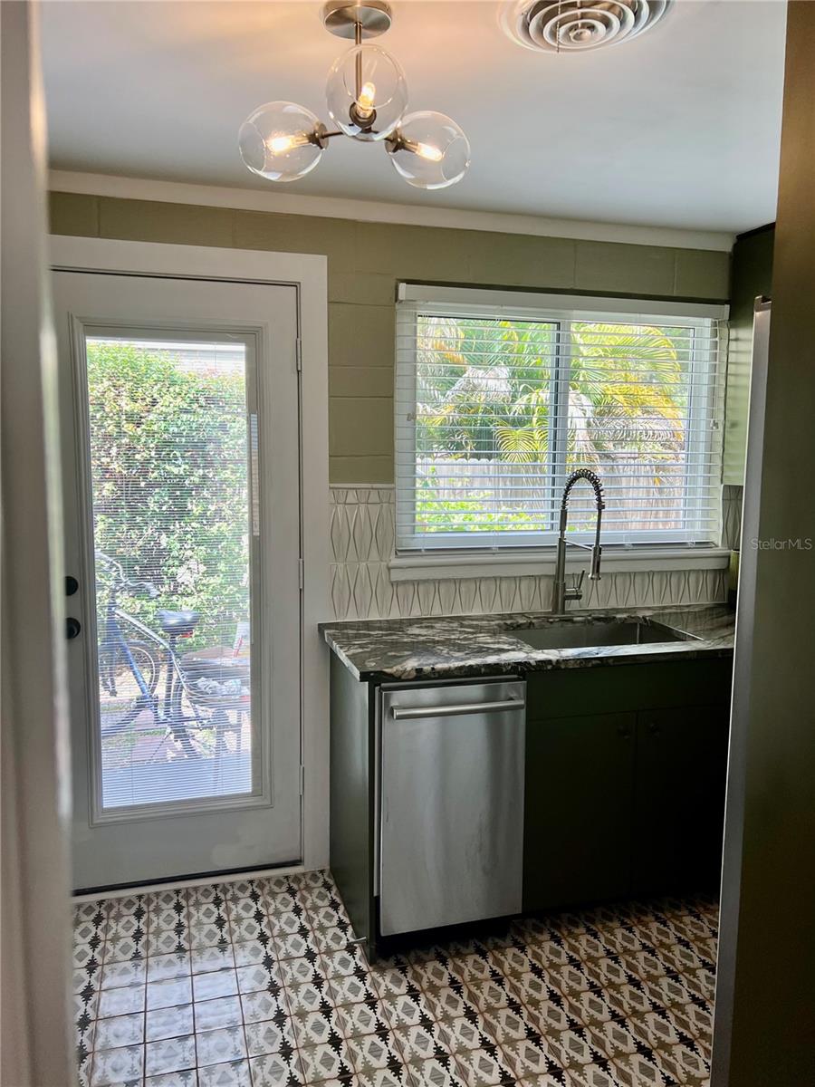 Listing photo id 5 for 836 Mayfair Circle