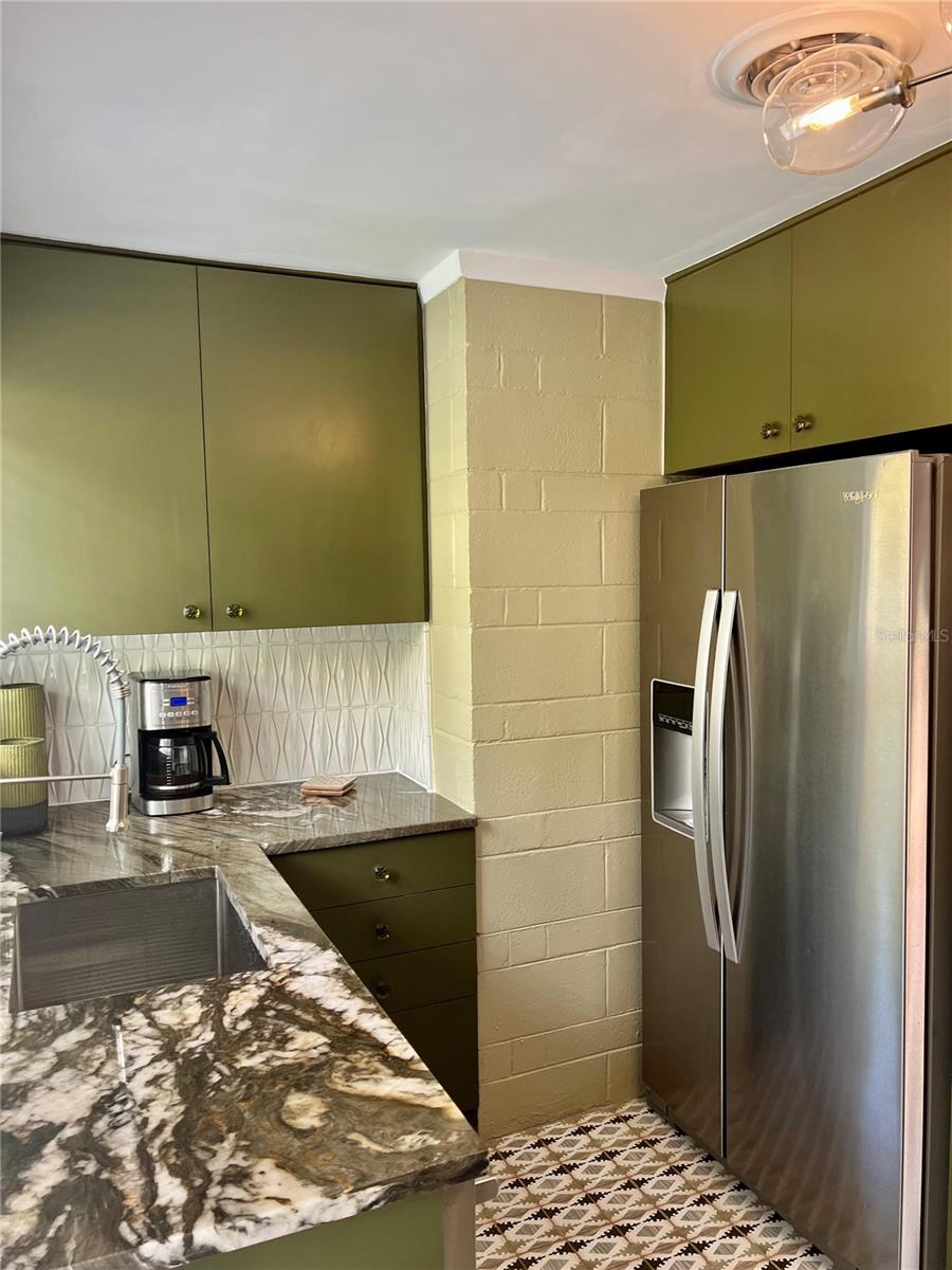 Listing photo id 6 for 836 Mayfair Circle