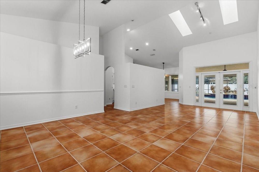 Image 17 of 76 For 817 Kingsbridge Drive