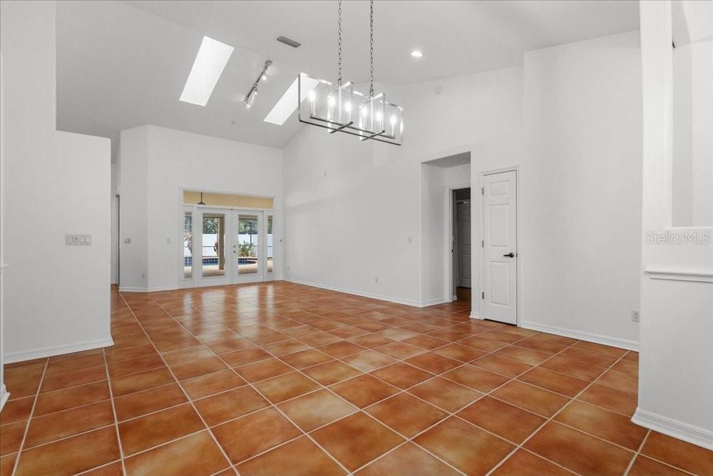 Image 20 of 76 For 817 Kingsbridge Drive