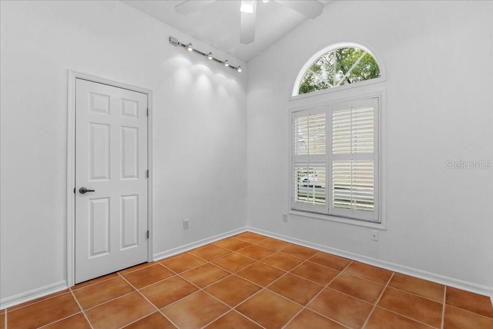 Image 40 of 76 For 817 Kingsbridge Drive