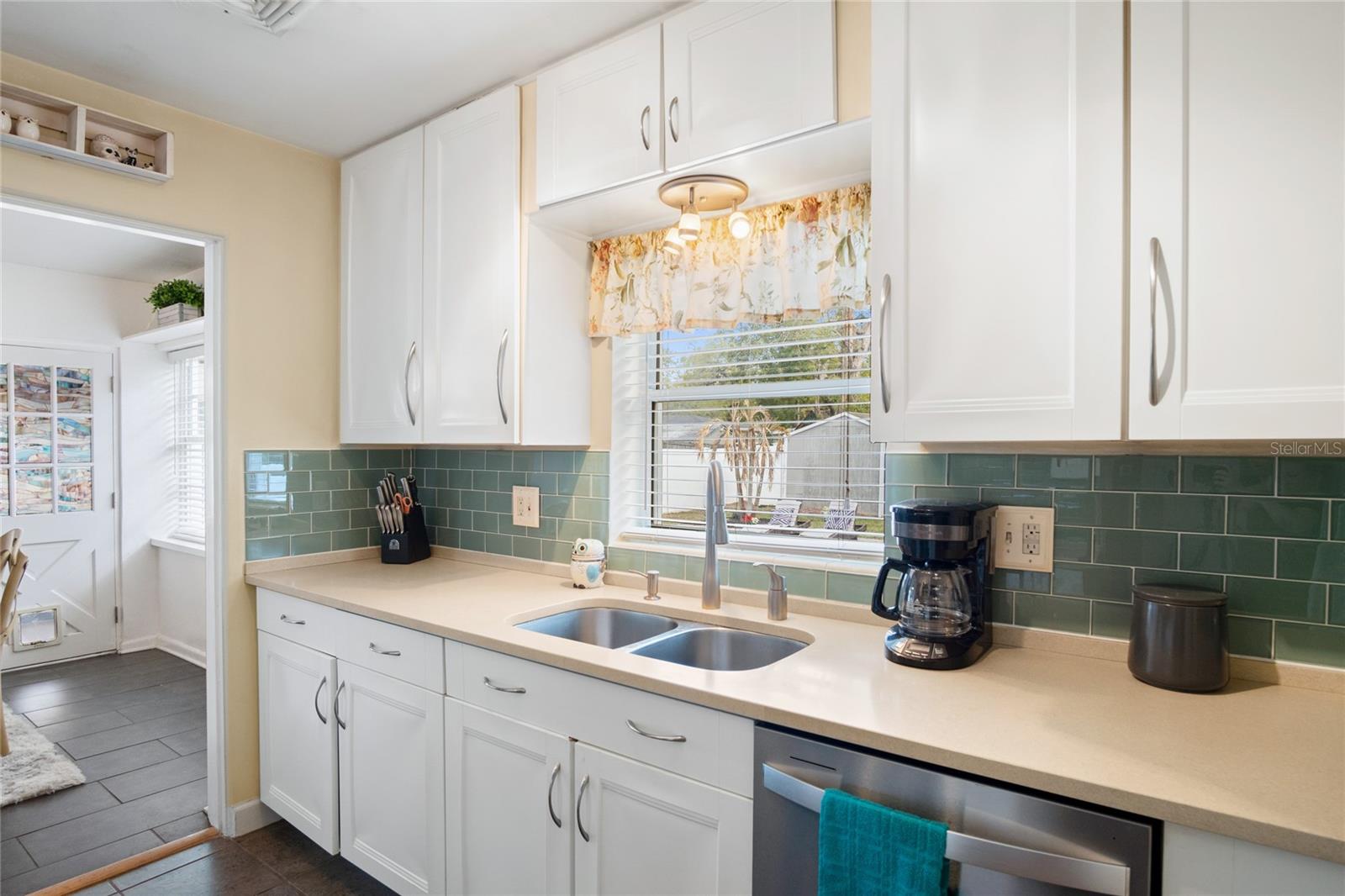 Image 14 of 32 For 527 Meridale Avenue