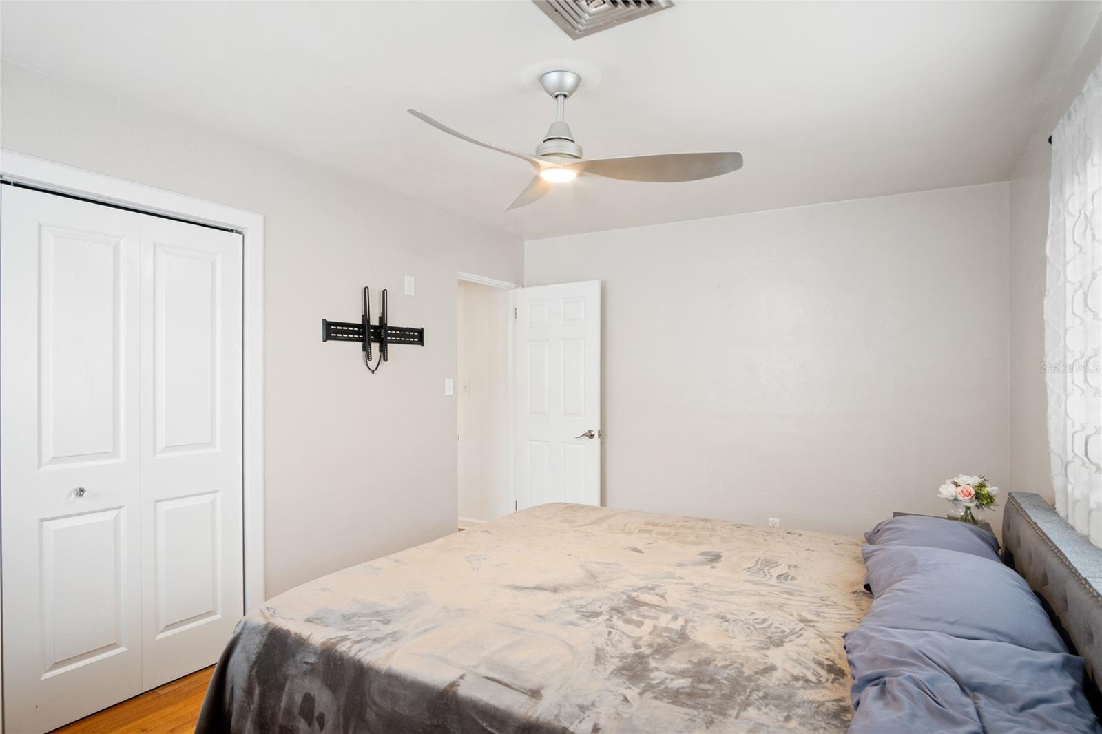 Image 19 of 32 For 527 Meridale Avenue