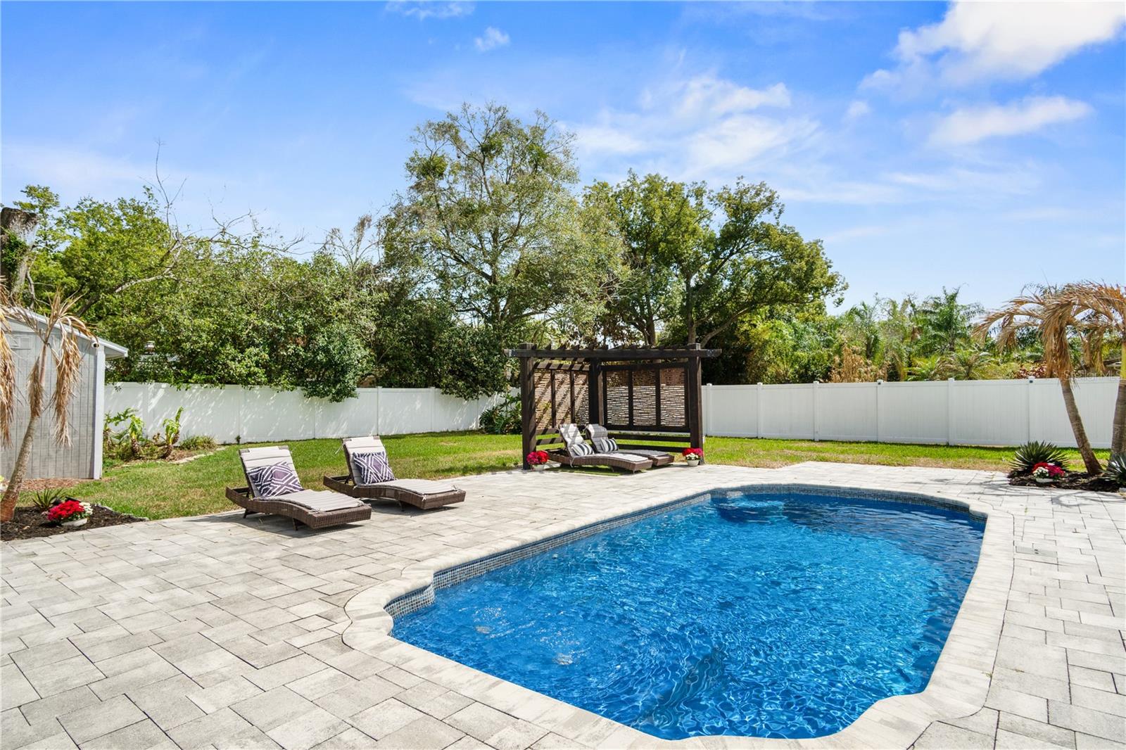 Image 24 of 32 For 527 Meridale Avenue