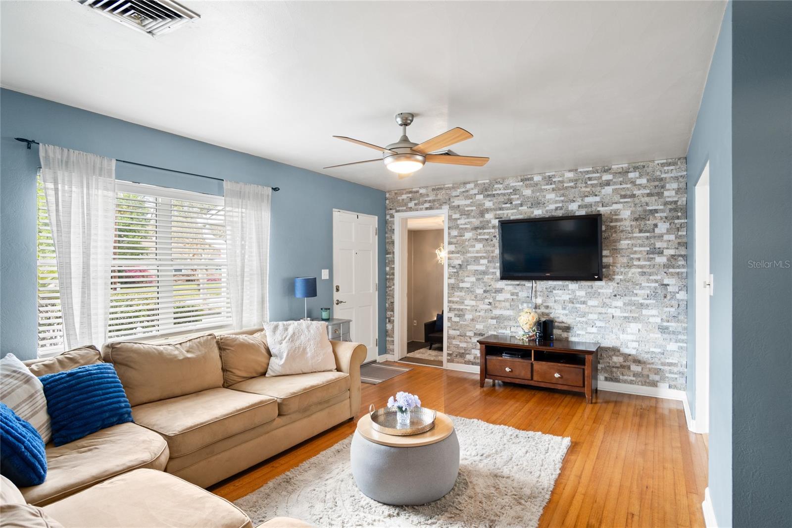 Image 8 of 32 For 527 Meridale Avenue