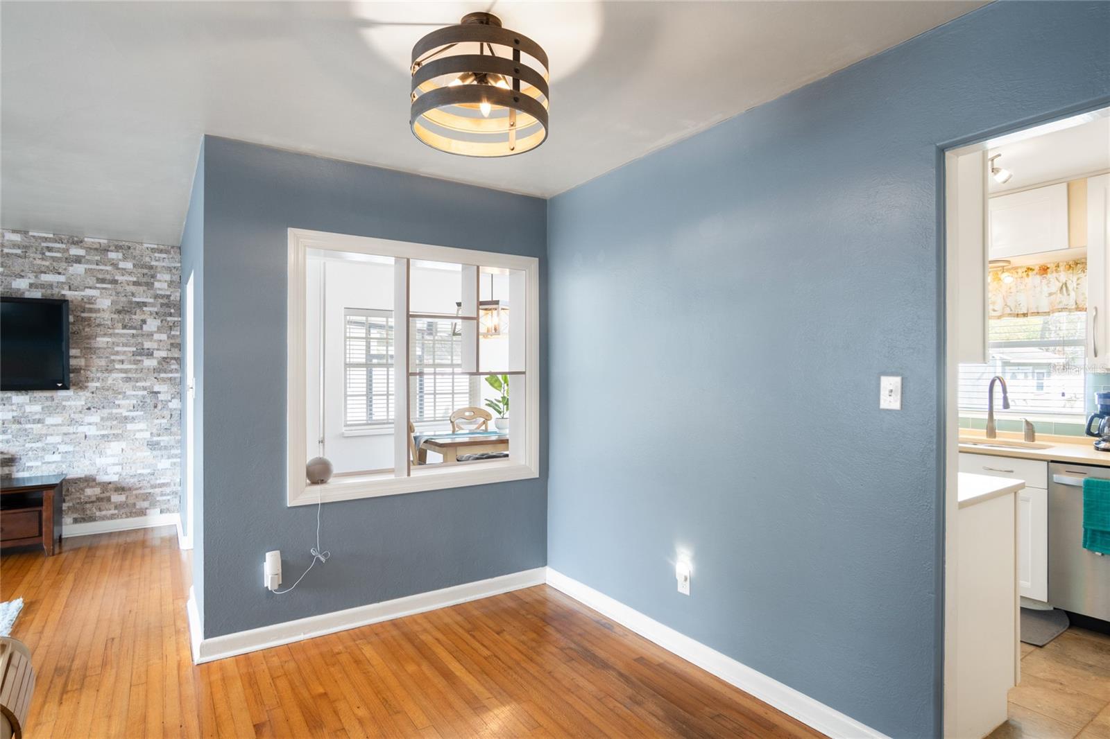 Image 9 of 32 For 527 Meridale Avenue