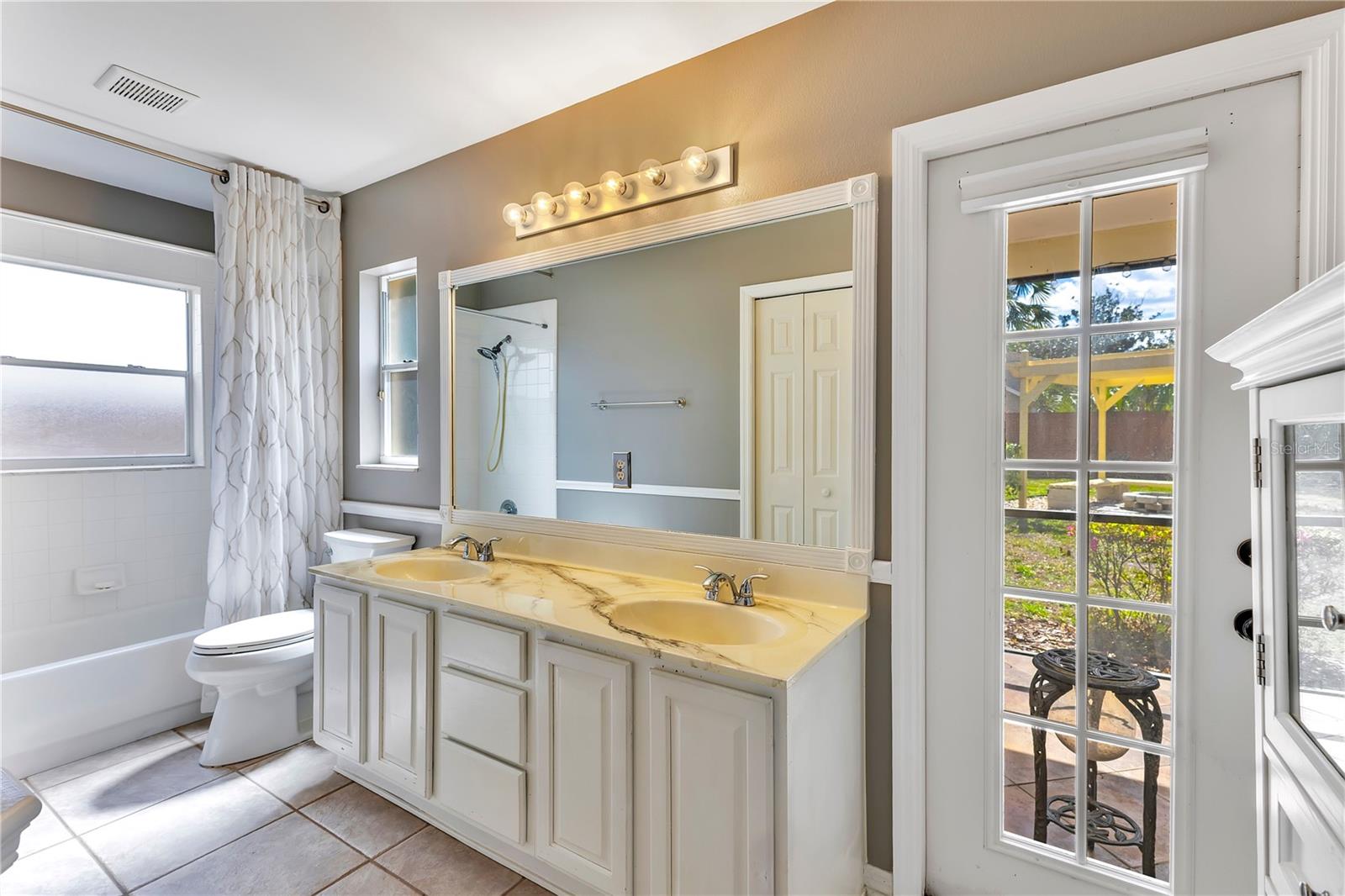 Image 17 of 41 For 12748 Forestedge Circle