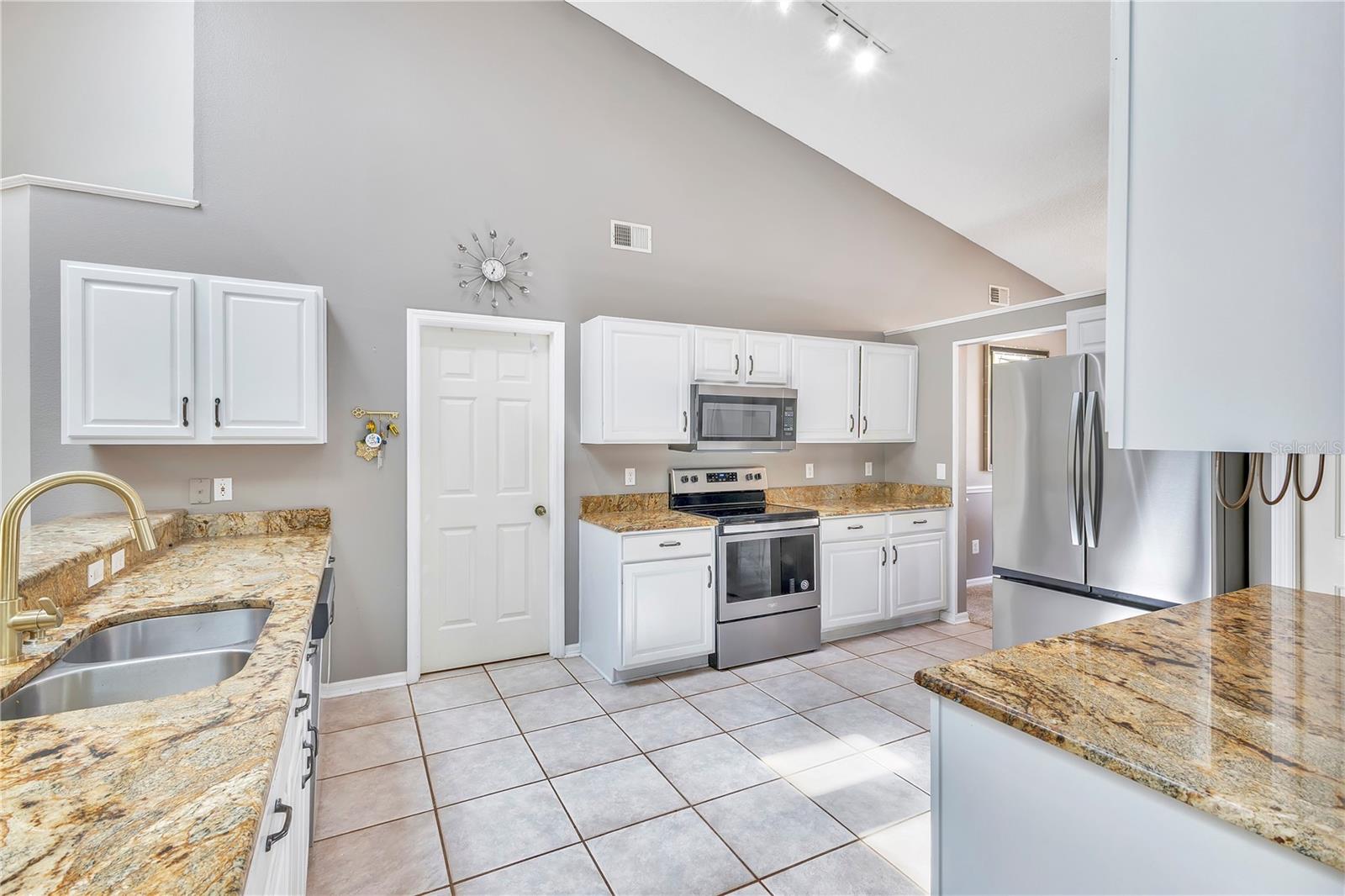 Image 6 of 41 For 12748 Forestedge Circle