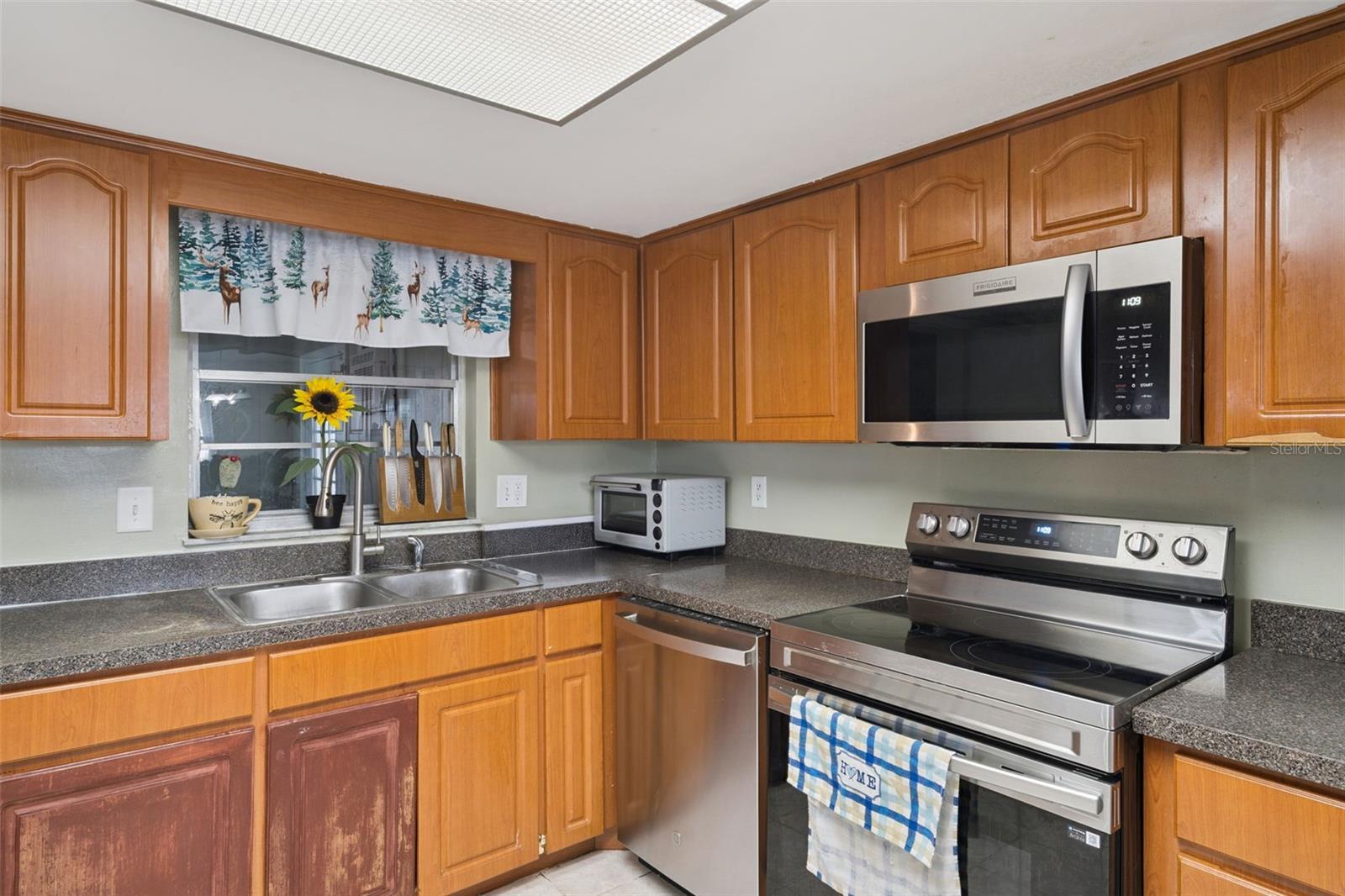 Listing photo id 14 for 611 Caborca Court