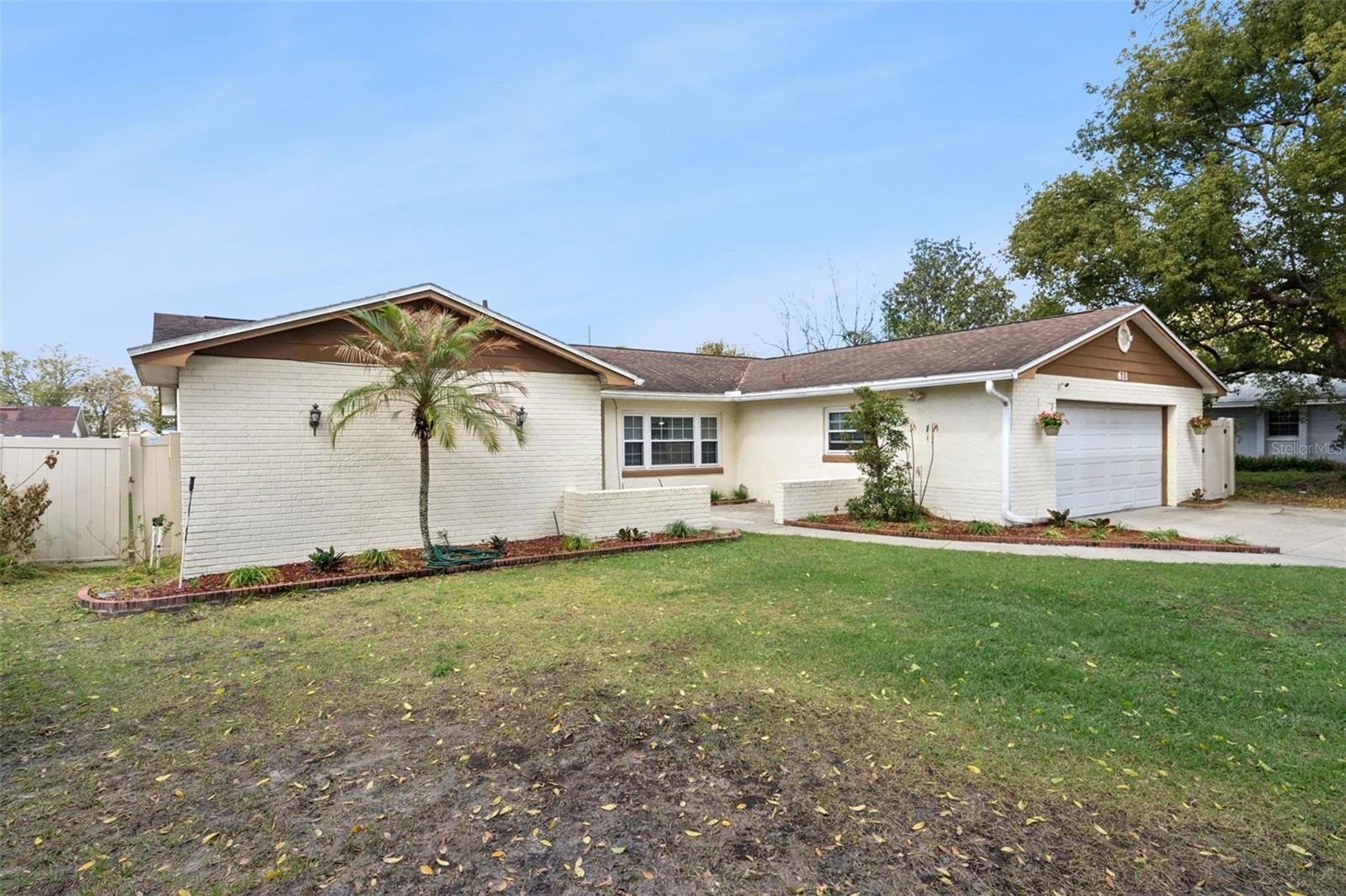 Listing photo id 2 for 611 Caborca Court