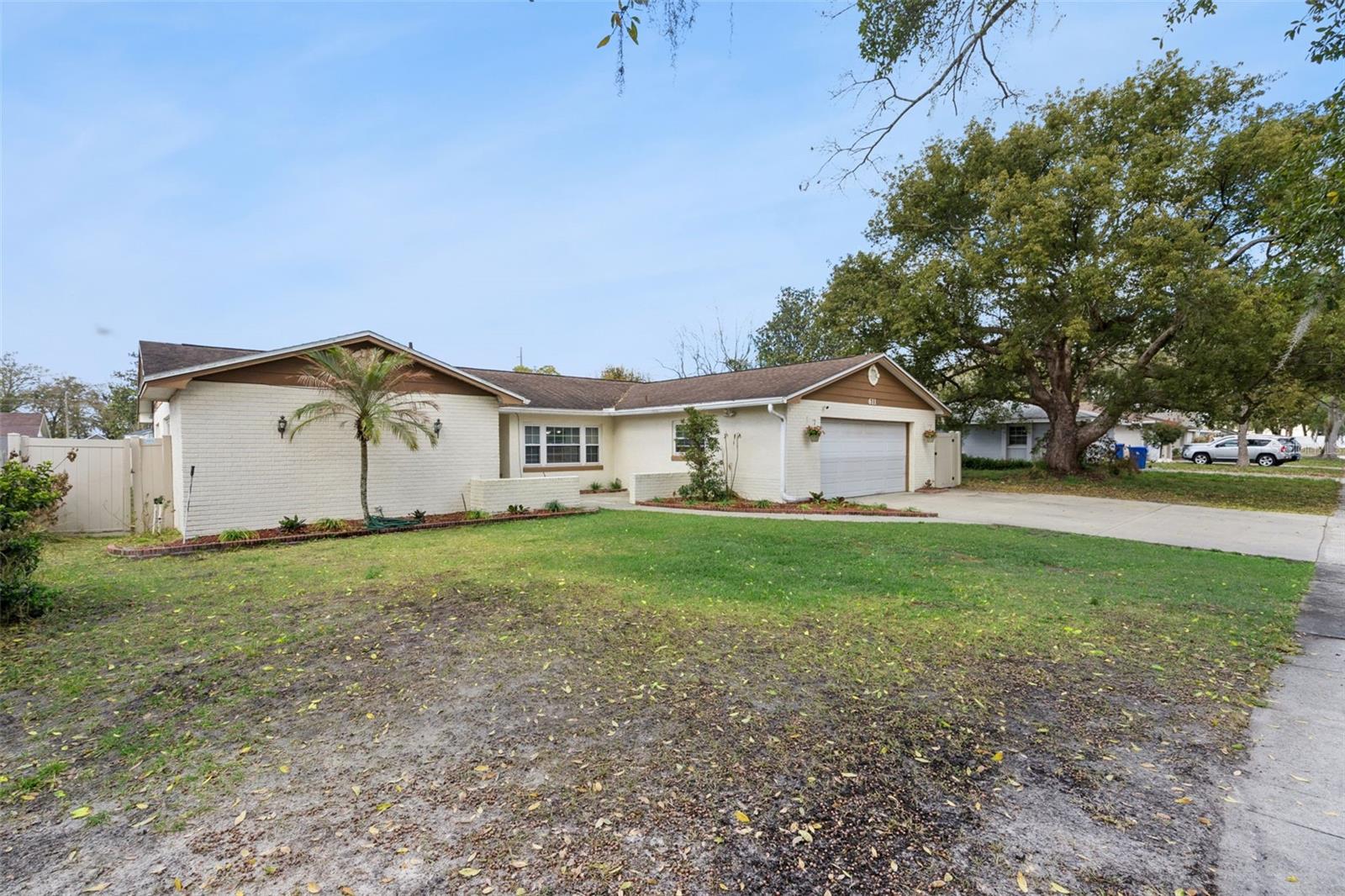 Listing photo id 3 for 611 Caborca Court