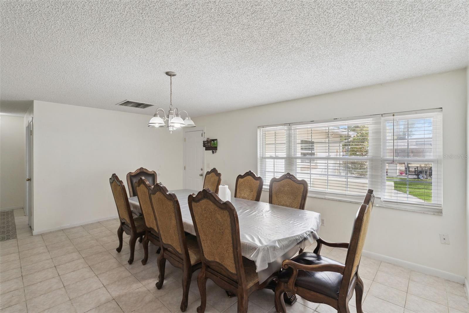 Listing photo id 7 for 611 Caborca Court