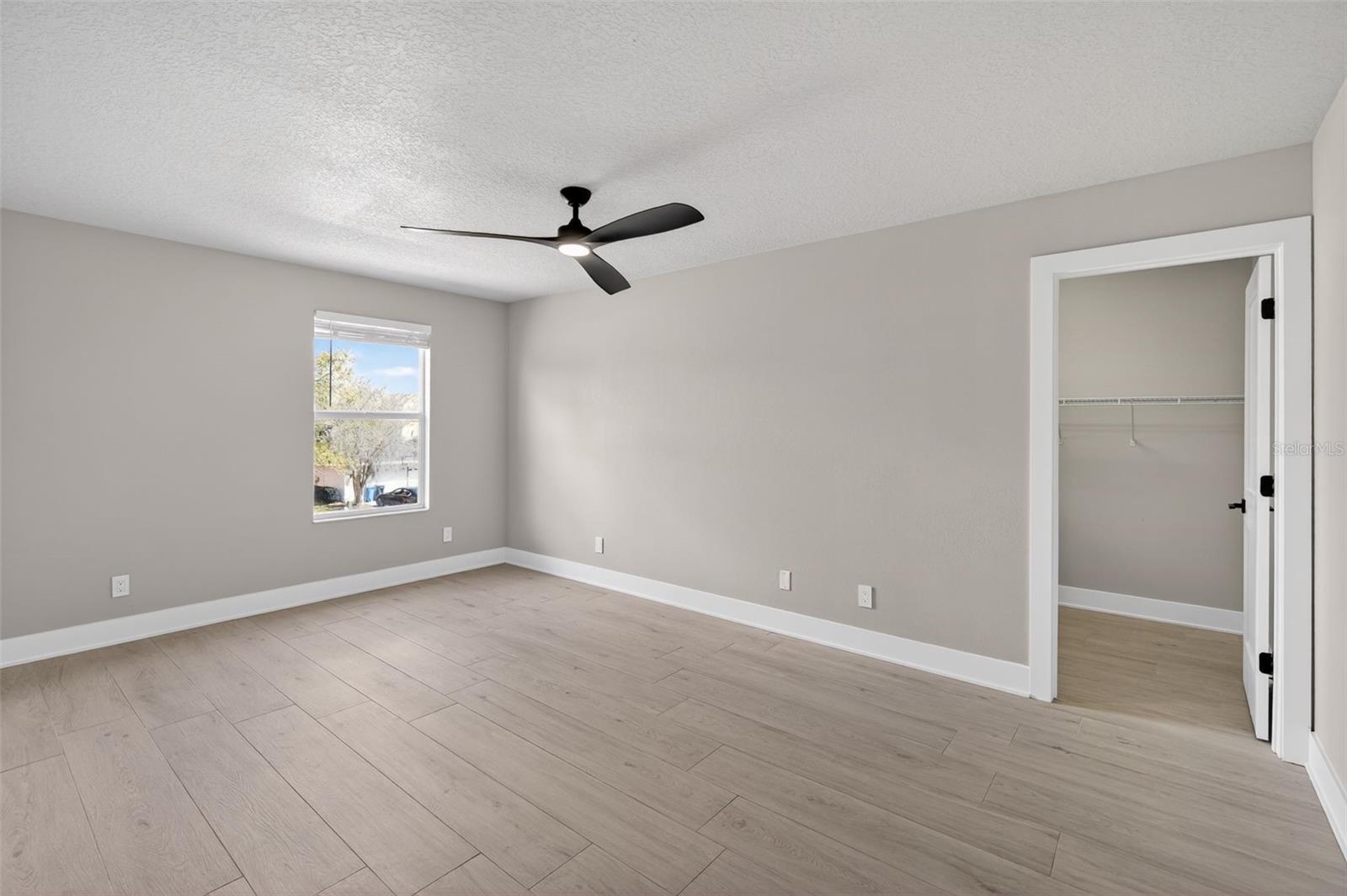 Image 18 of 34 For 20054 Nob Oak Avenue