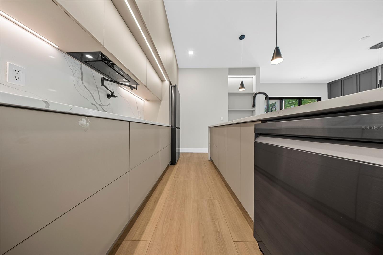 Image 14 of 54 For 1937 Marks Street