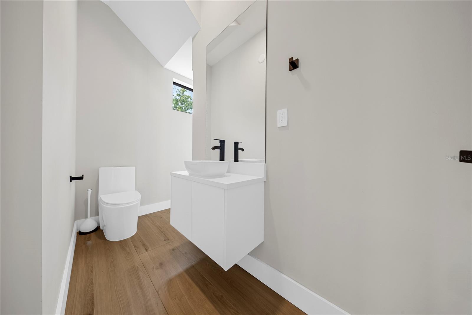 Image 22 of 54 For 1937 Marks Street