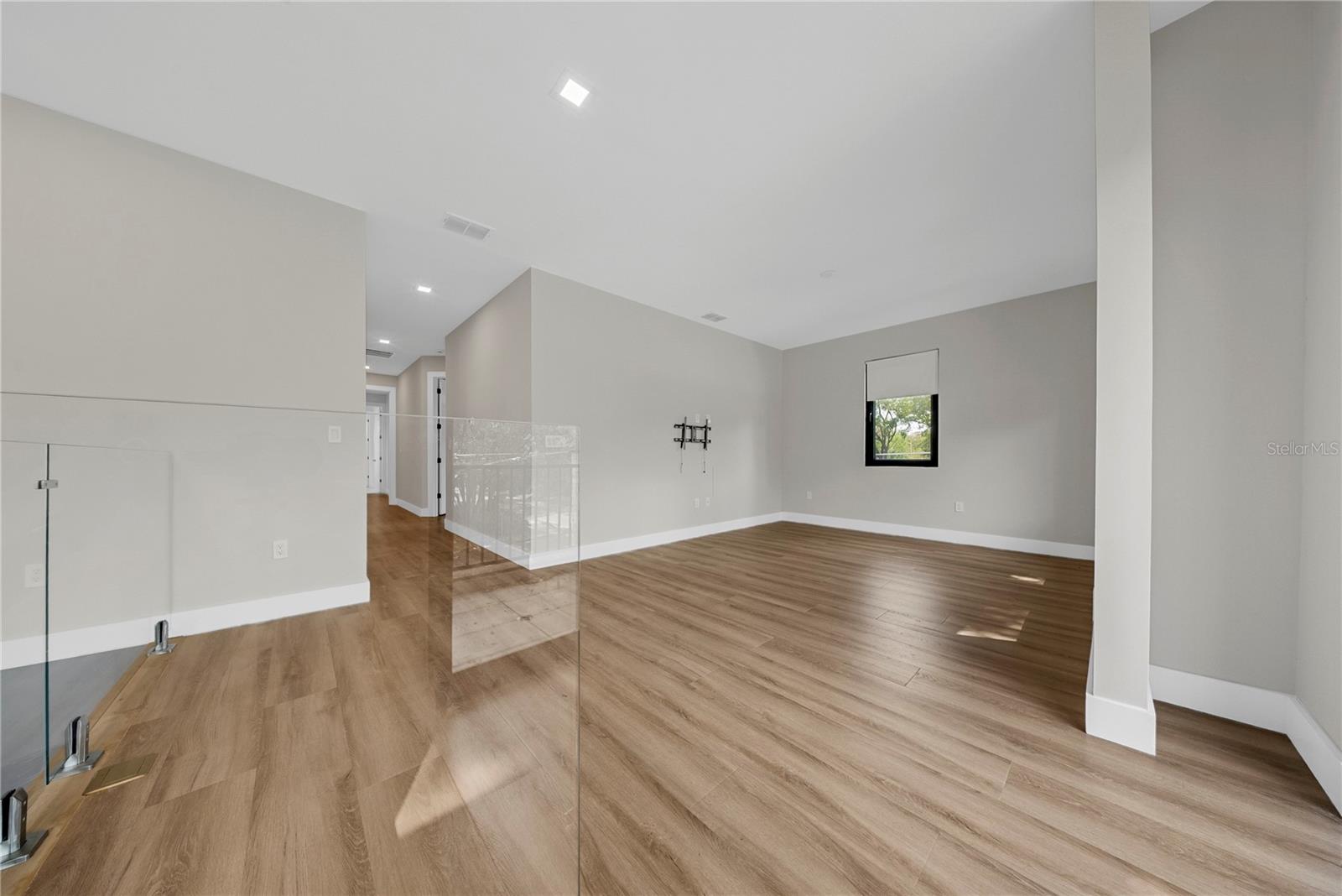 Image 23 of 54 For 1937 Marks Street