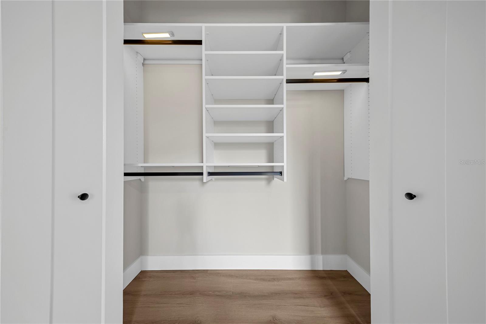 Image 33 of 54 For 1937 Marks Street