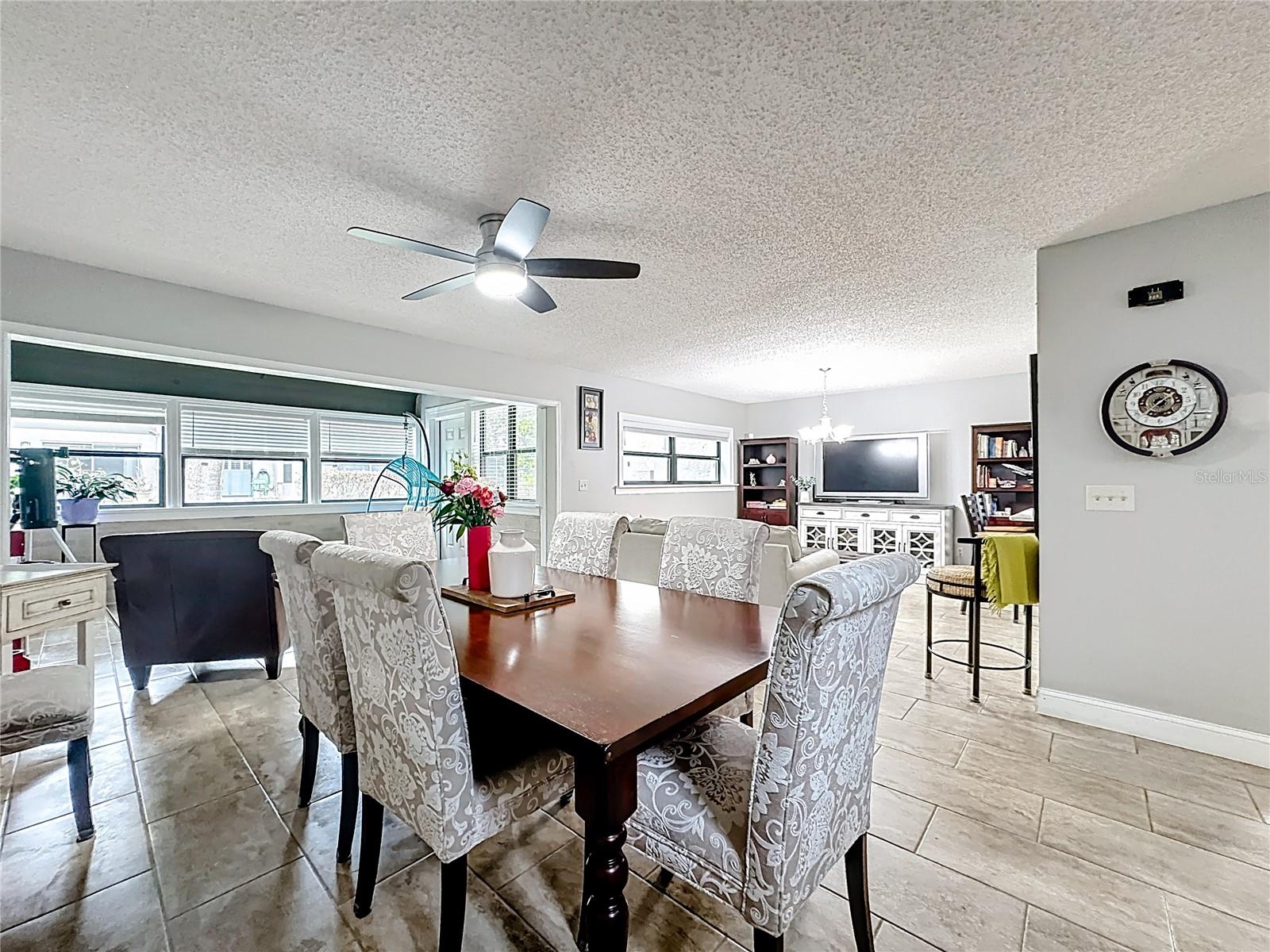 Listing photo id 10 for 139 Carolwood Boulevard