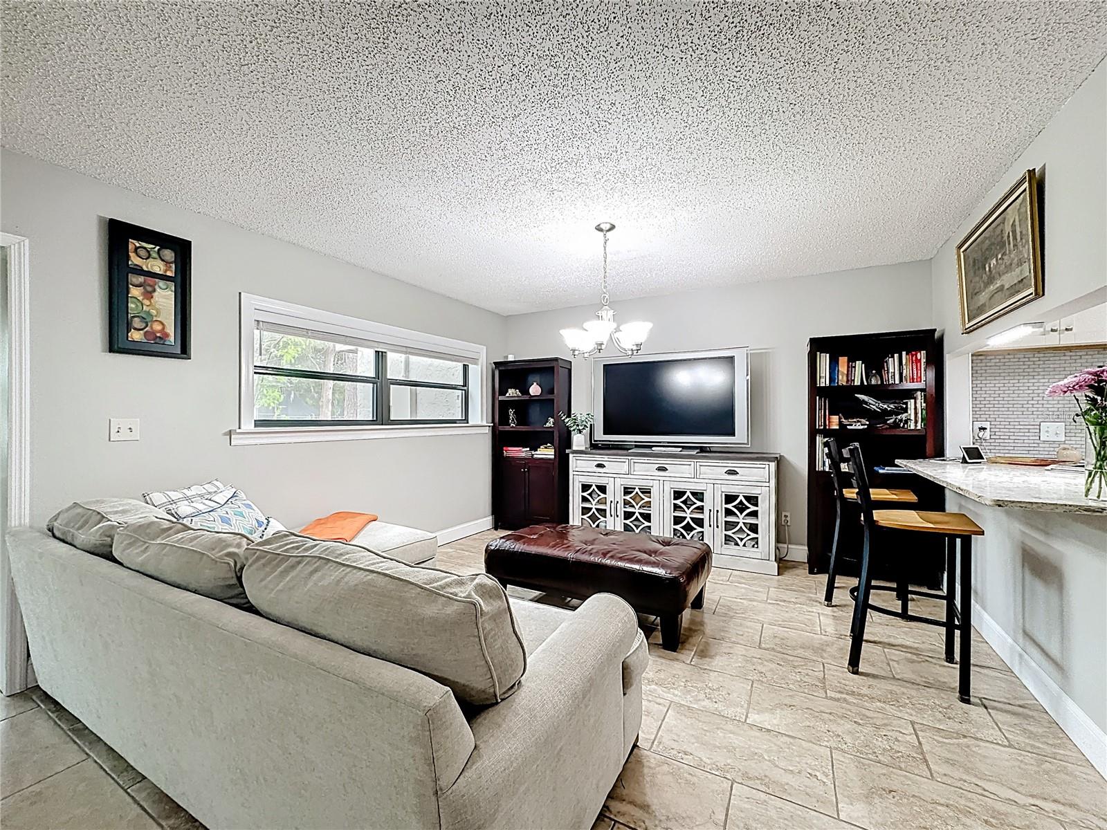 Listing photo id 13 for 139 Carolwood Boulevard