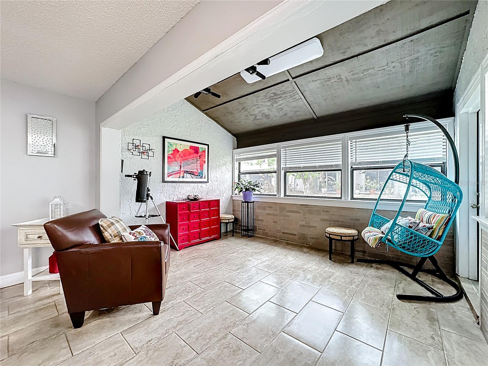 Listing photo id 16 for 139 Carolwood Boulevard