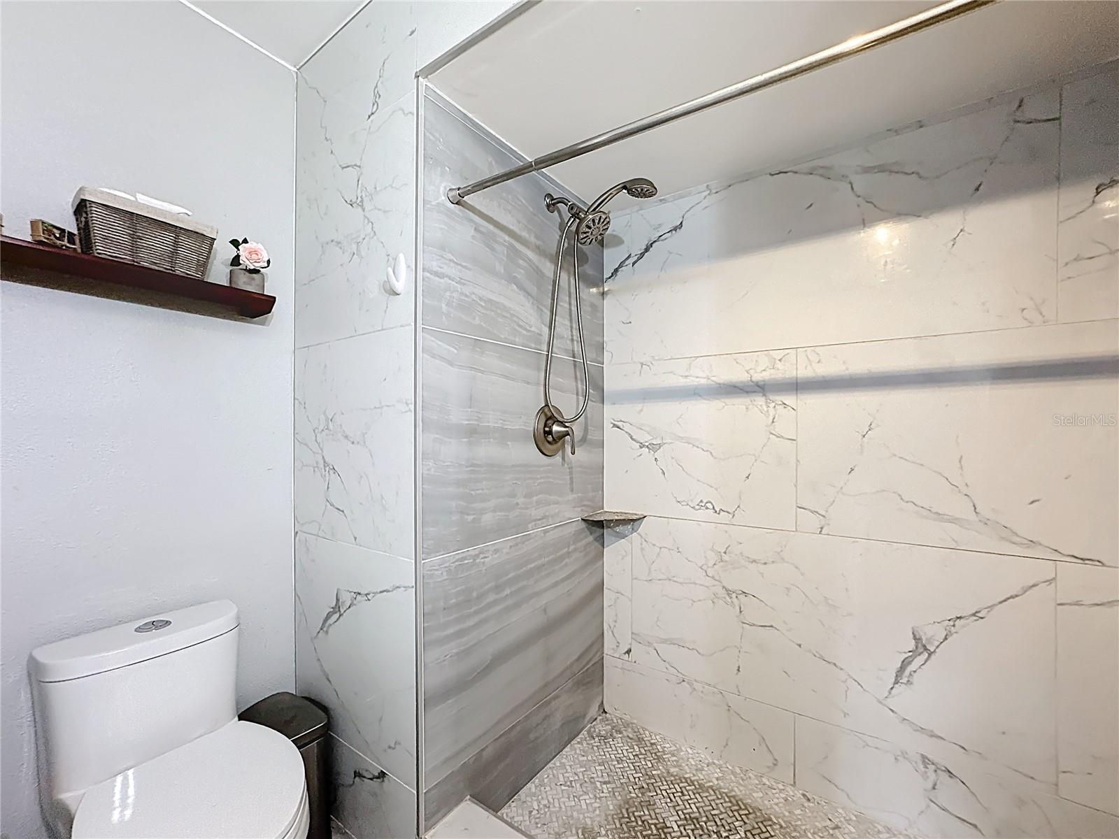 Listing photo id 26 for 139 Carolwood Boulevard