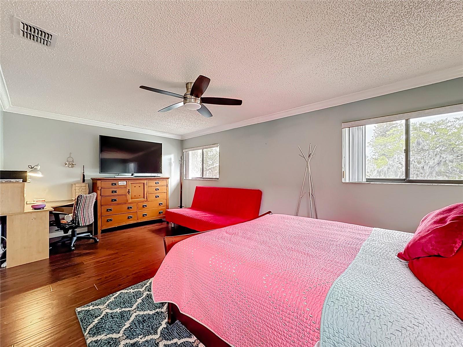 Listing photo id 29 for 139 Carolwood Boulevard