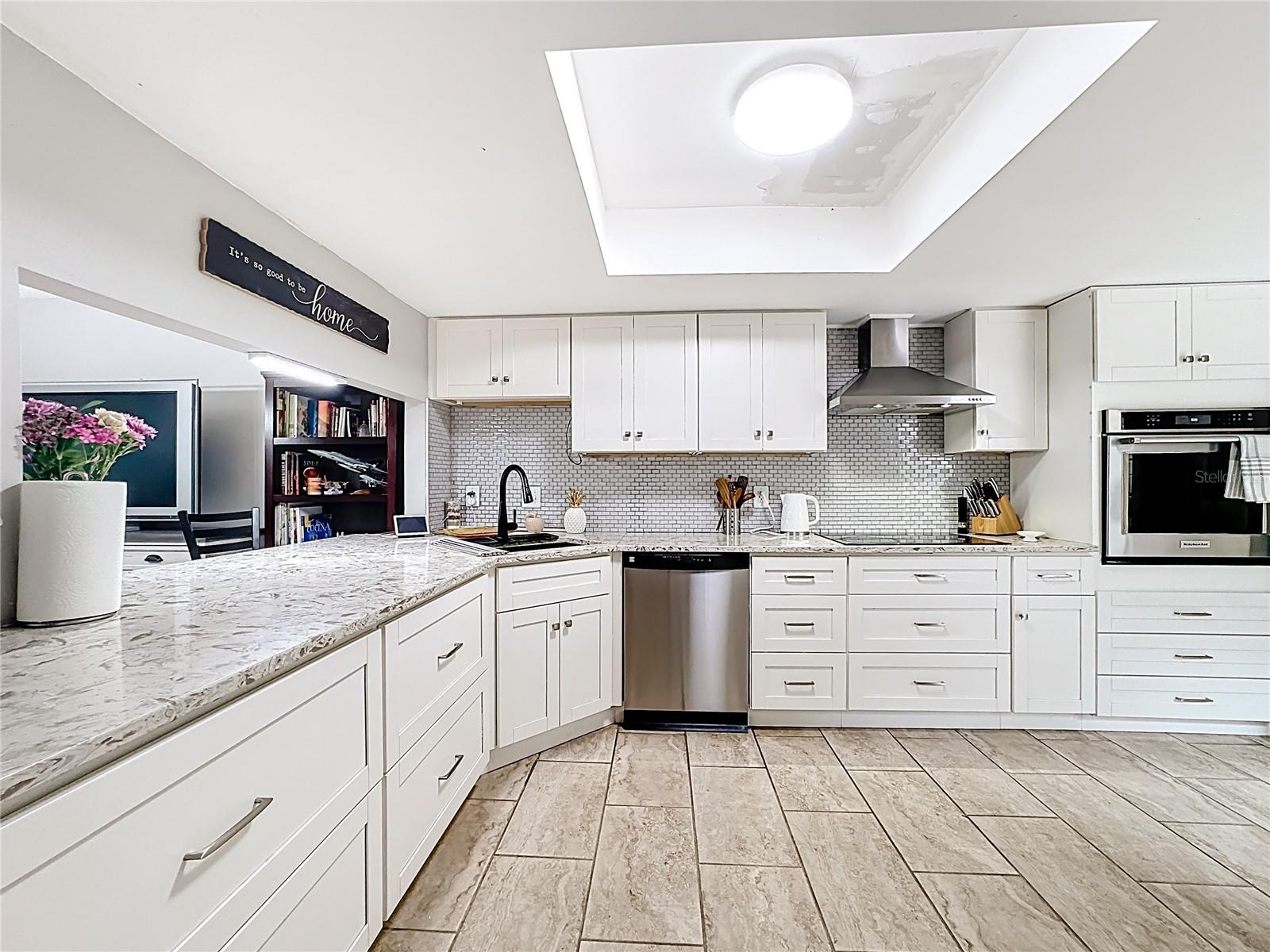 Listing photo id 2 for 139 Carolwood Boulevard