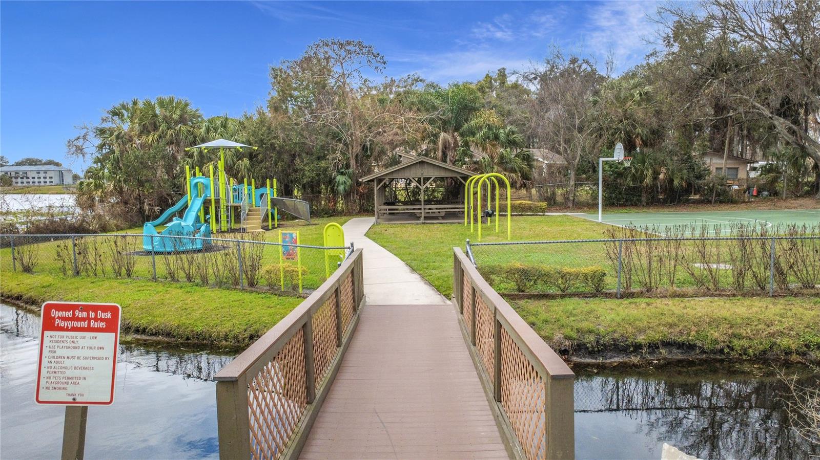 Listing photo id 42 for 139 Carolwood Boulevard