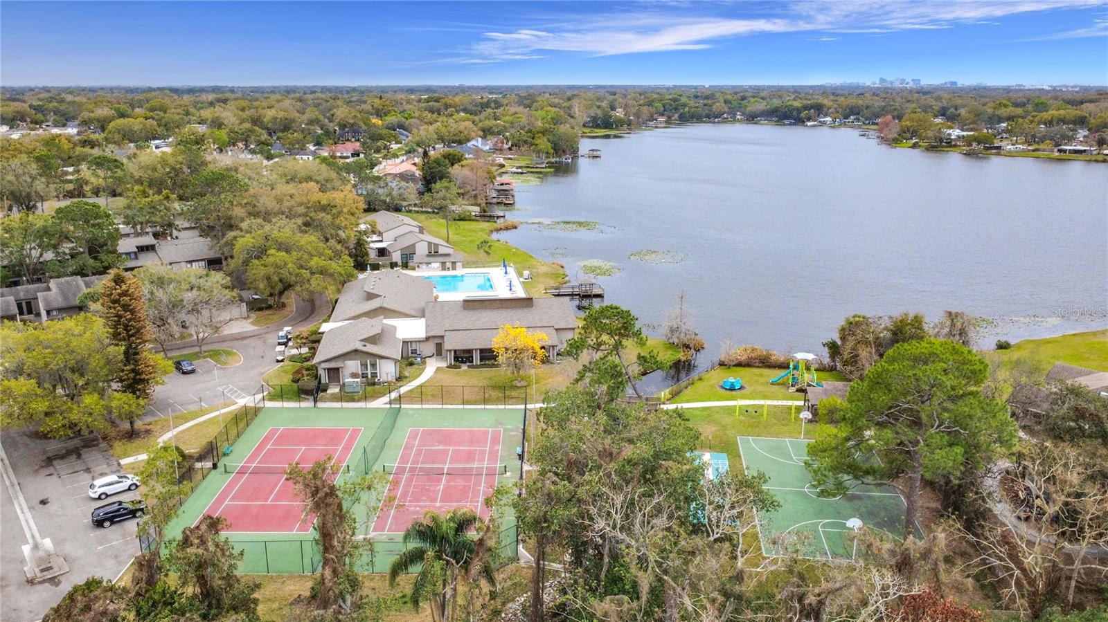 Listing photo id 47 for 139 Carolwood Boulevard