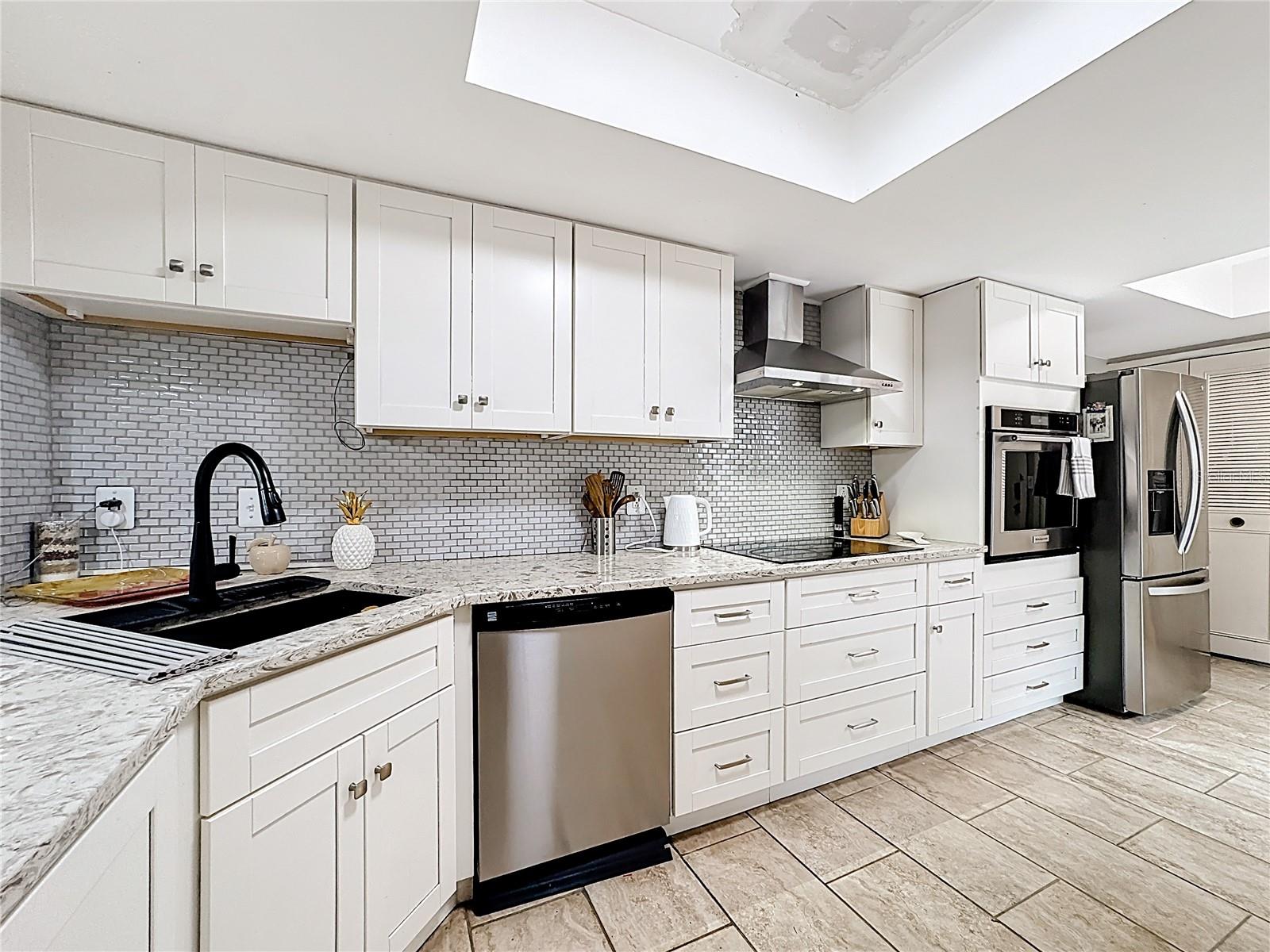 Listing photo id 3 for 139 Carolwood Boulevard